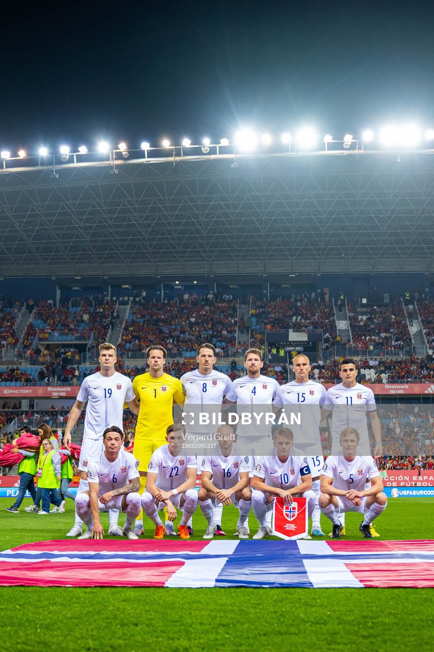 The starting eleven of Norway pose for a photo