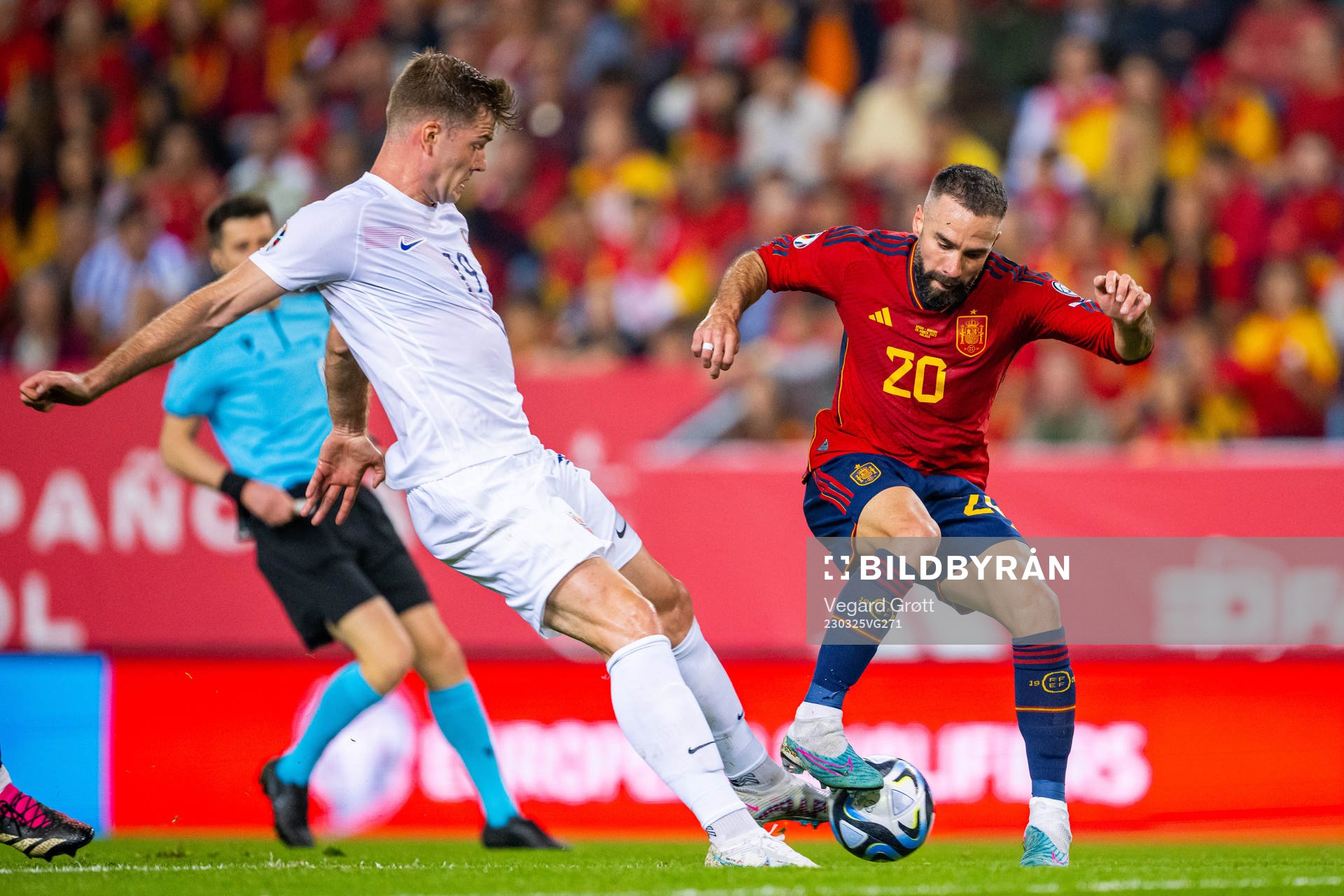 Alexander Sørloth of Norway and Dani Carvajal of Spain during the UEFA Euro Qualifier football match between Spain and Norway on March 25, 2023 in Malaga. 