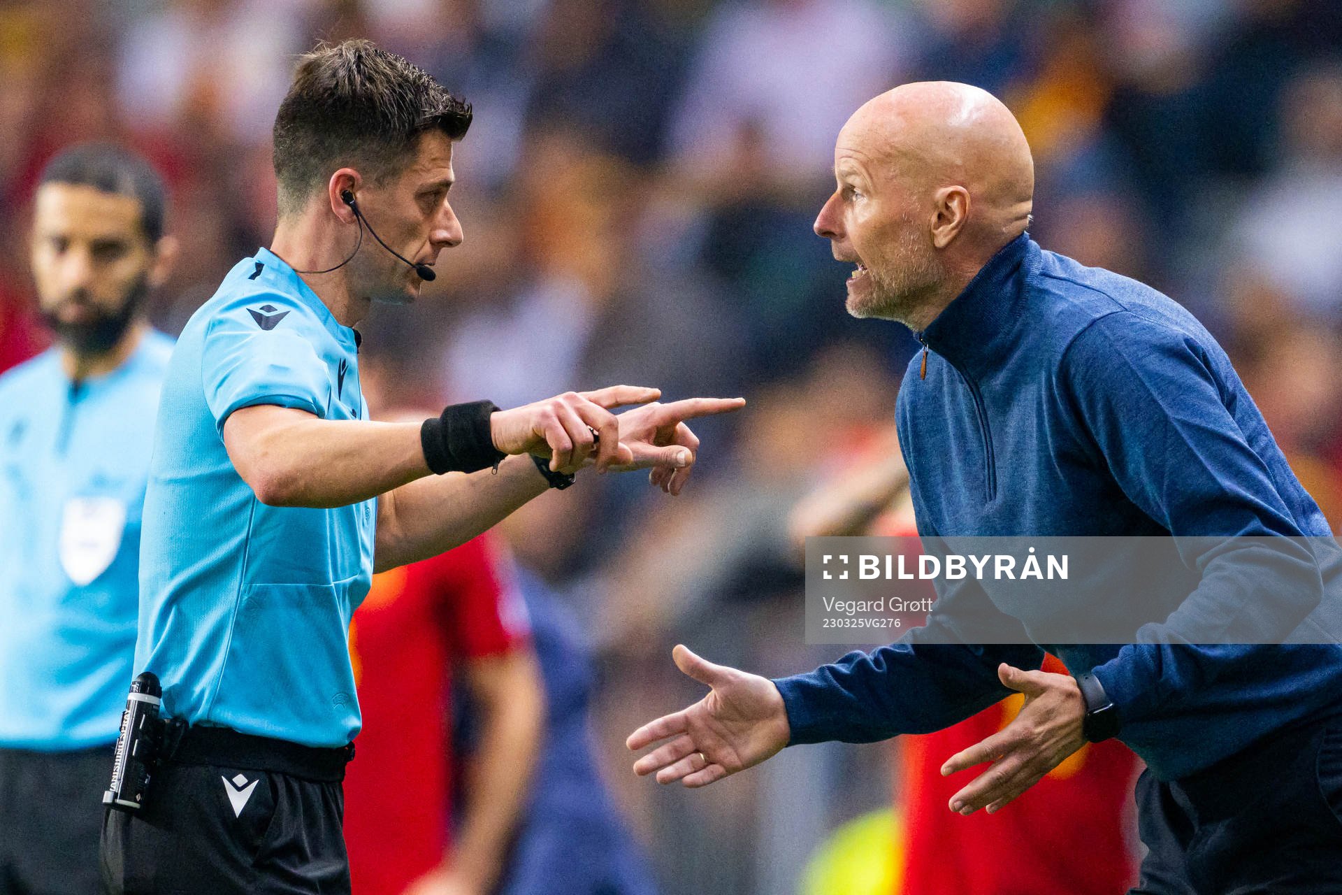 Referee Benoit Bastien and head coach Ståle Solbakken of