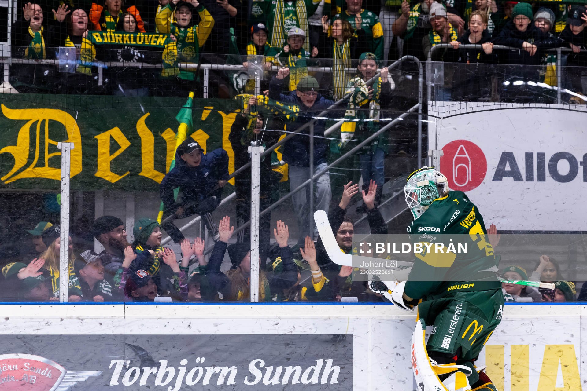 Björklövens målvakt Joona Voutilainen tackar klacken