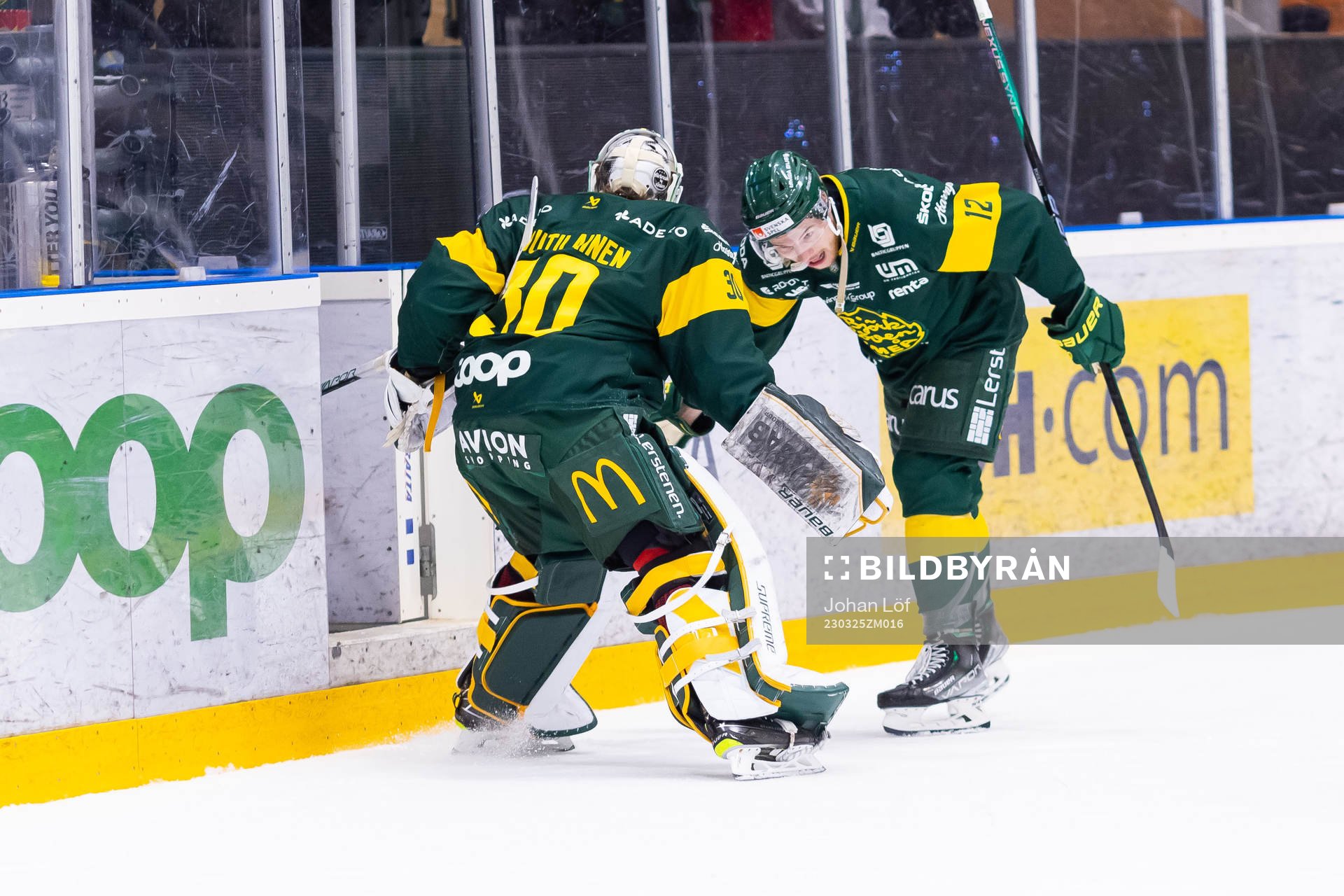 Björklövens Scott Pooley jublar med målvakt Joona
