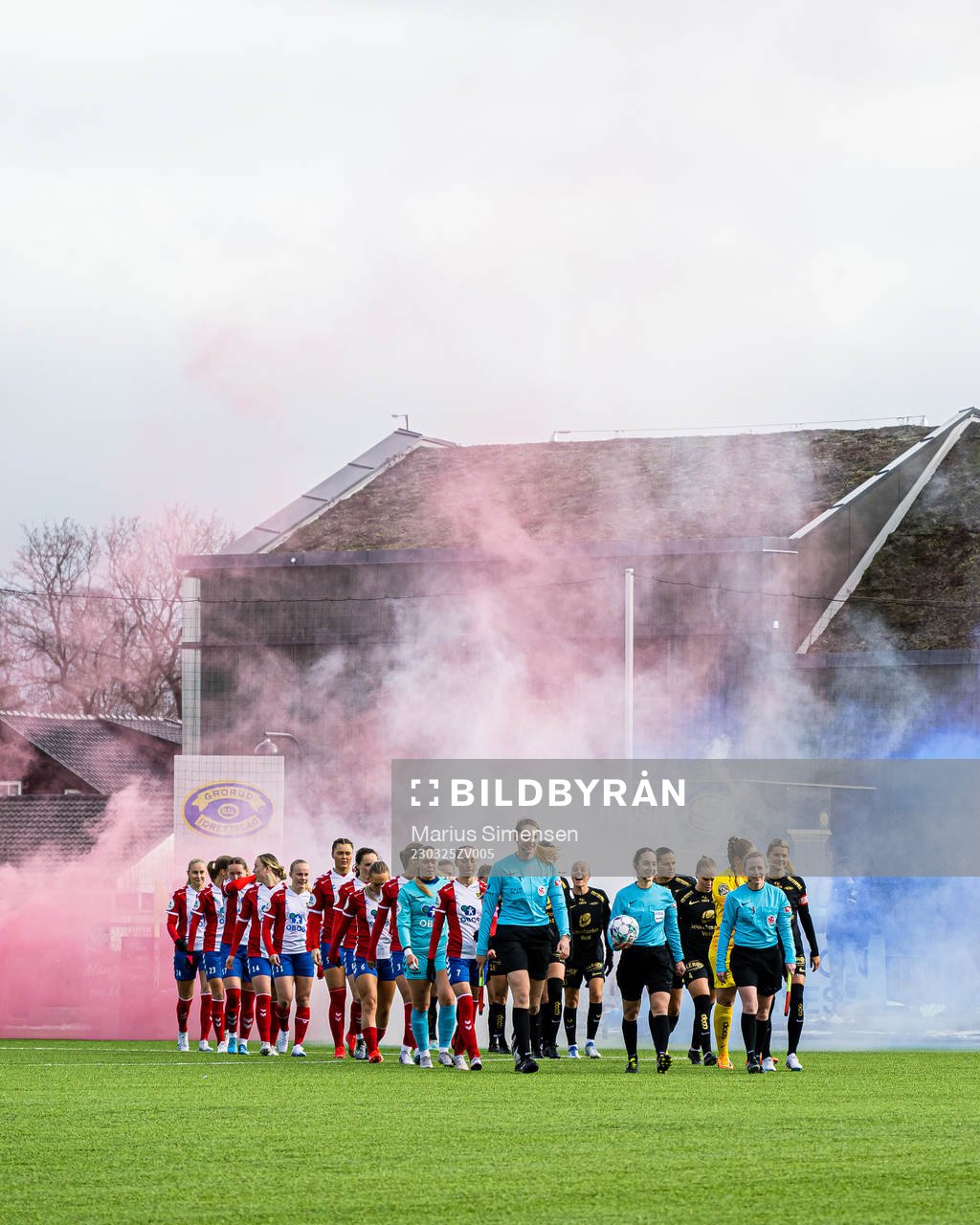 Julie Aune Jorde, Sandra Rød Ask, Emilie Raaum Closs of Lyn, Henrikke Holm Nervik, referee, and Aurora Mikalsen of Brann ahead of the Toppserien football match between Lyn and Brann on March 25, 2023 in Oslo.