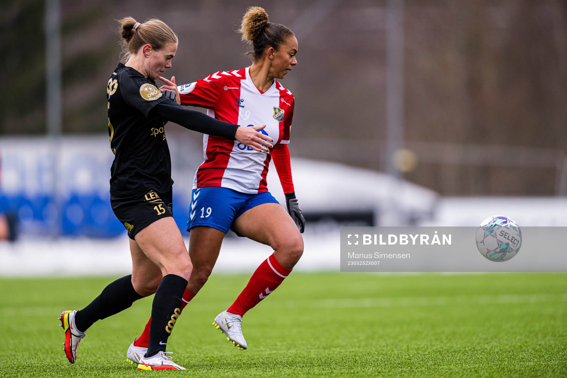 Marthine Østenstad of Brann and Josefine Birkelund of Lyn during the Toppserien football match between Lyn and Brann on March 25, 2023 in Oslo.