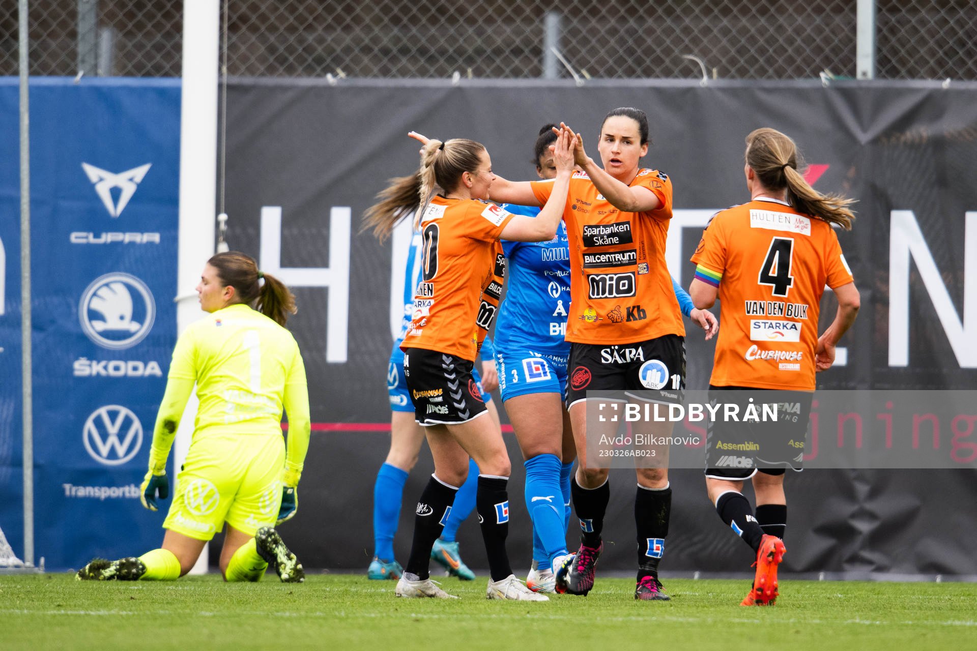 Kristianstads Evelyne Viens och Emmi Alanen jublar