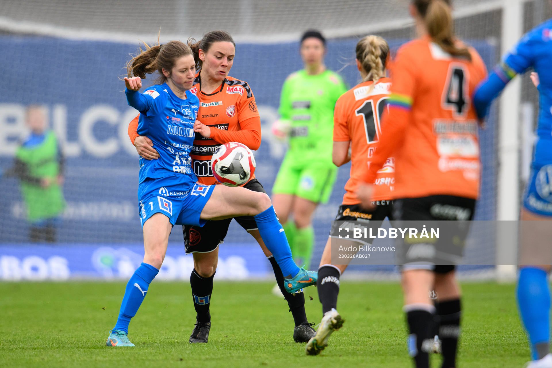 Kalmars Charléne Nowotny och Kristianstads Alice Nilsson under fotbollsmatchen i Damallsvenskan mellan Kristianstad och Kalmar den 26 mars 2023 i Kristianstad.