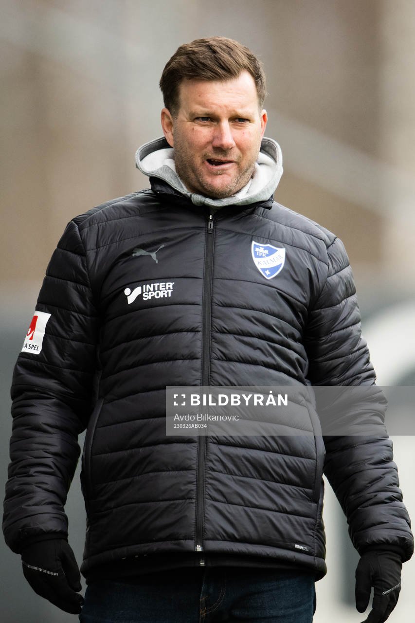 Kalmars tränare Jens Wedeborg under fotbollsmatchen i Damallsvenskan mellan Kristianstad och Kalmar den 26 mars 2023 i Kristianstad.