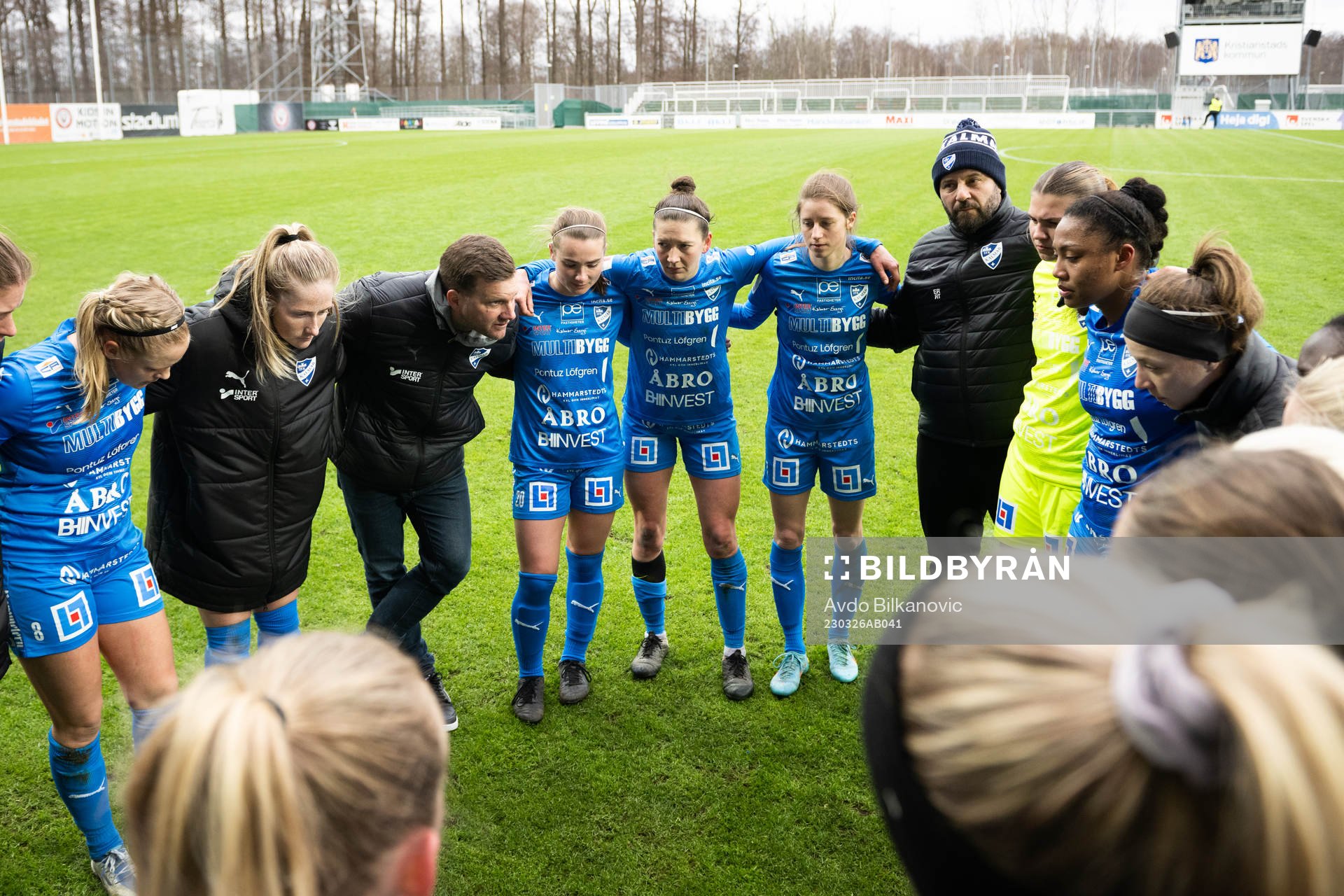 Kalmars tränare Jens Wedeborg och spelare deppar