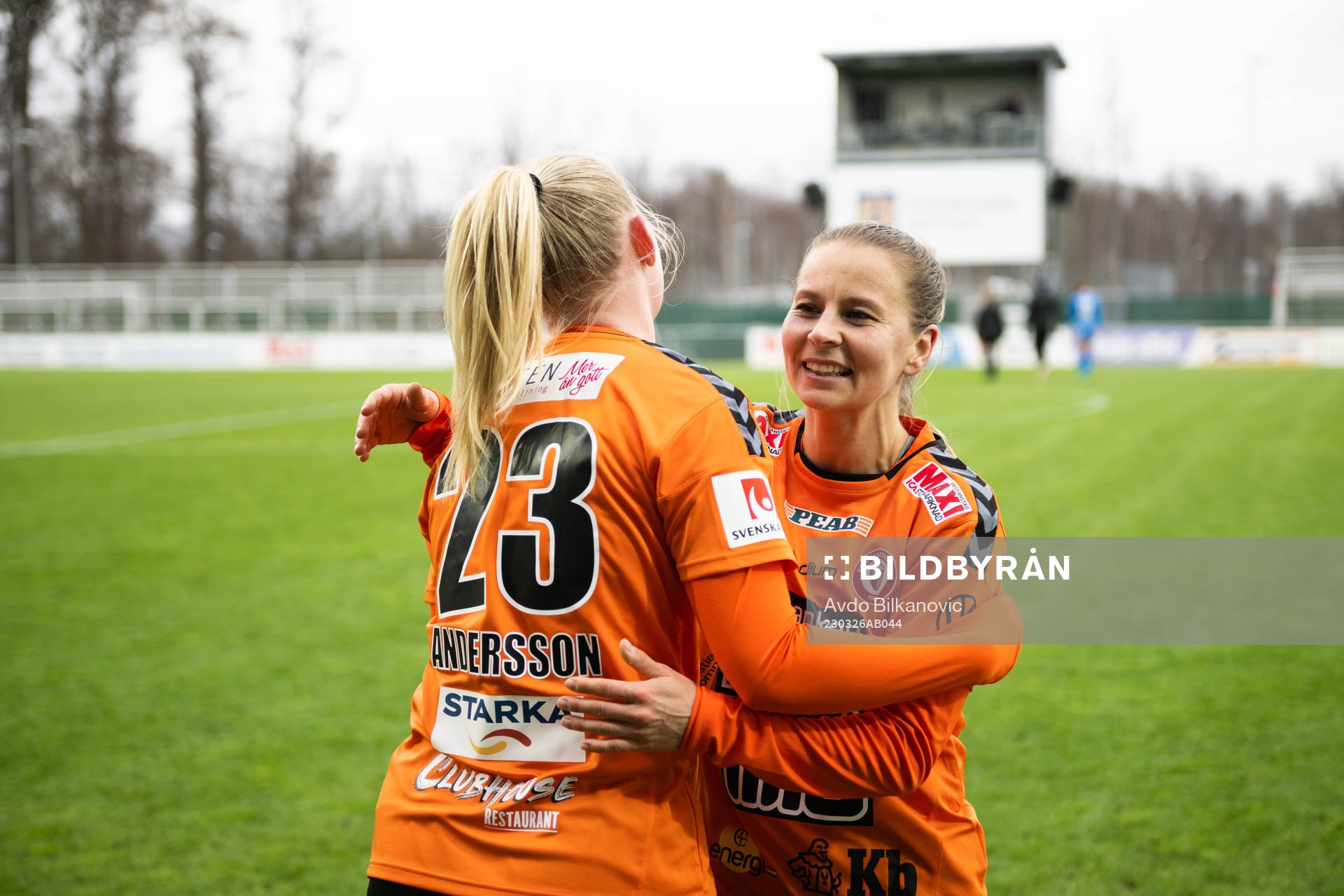 Kristianstads Emmi Alanen och Julia Andersson jublar