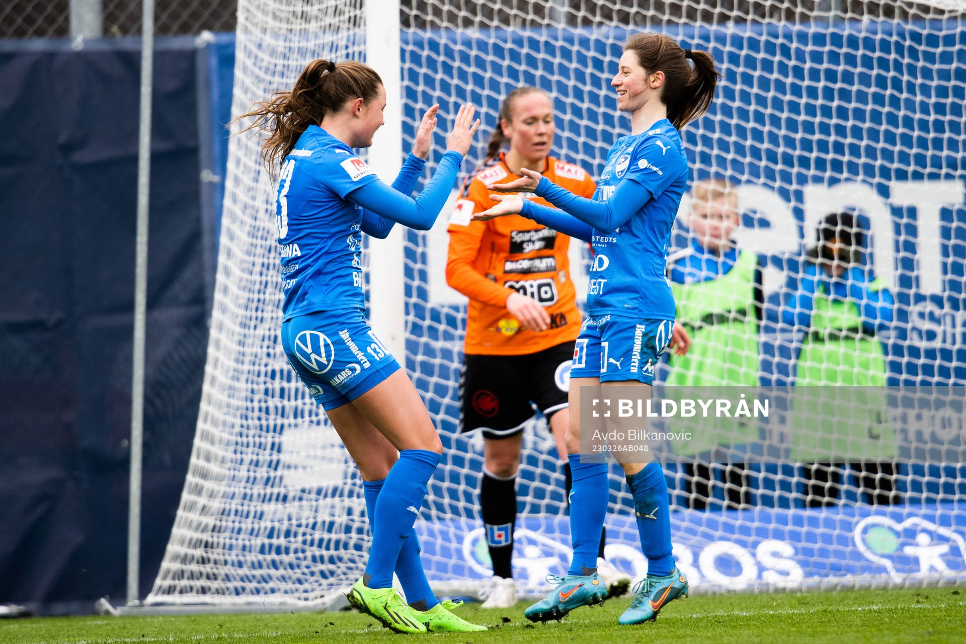 Kalmars Svea Rehnberg och Charléne Nowotny jublar