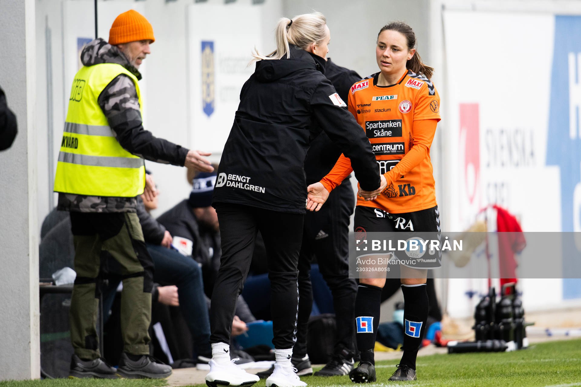 Kristianstads Alice Nilsson och tränare Elisabet Gunnarsdottir under fotbollsmatchen i Damallsvenskan mellan Kristianstad och Kalmar den 26 mars 2023 i Kristianstad.