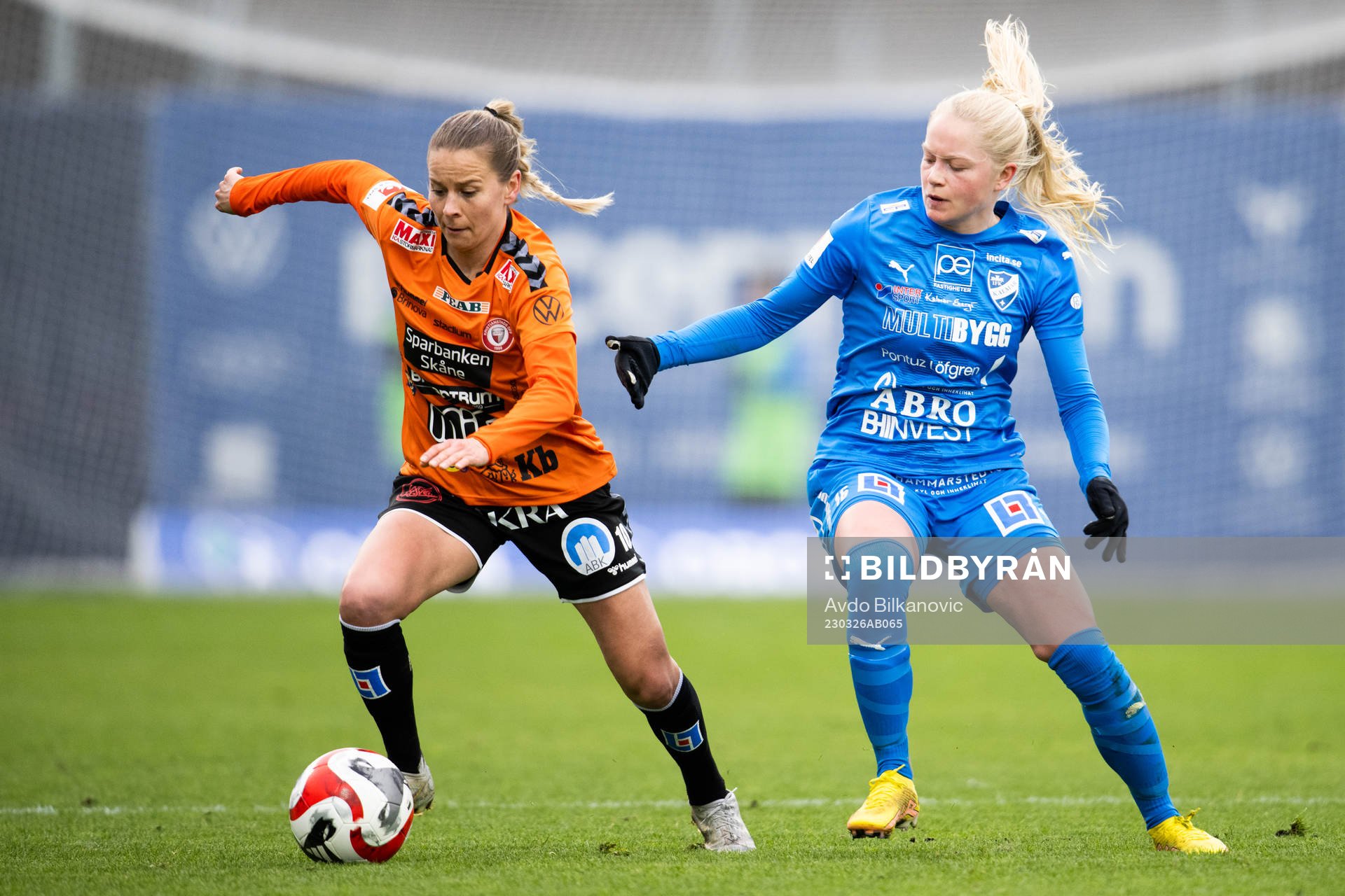 Kristianstads Emmi Alanen och Kalmars Wilma Finnman under fotbollsmatchen i Damallsvenskan mellan Kristianstad och Kalmar den 26 mars 2023 i Kristianstad. 