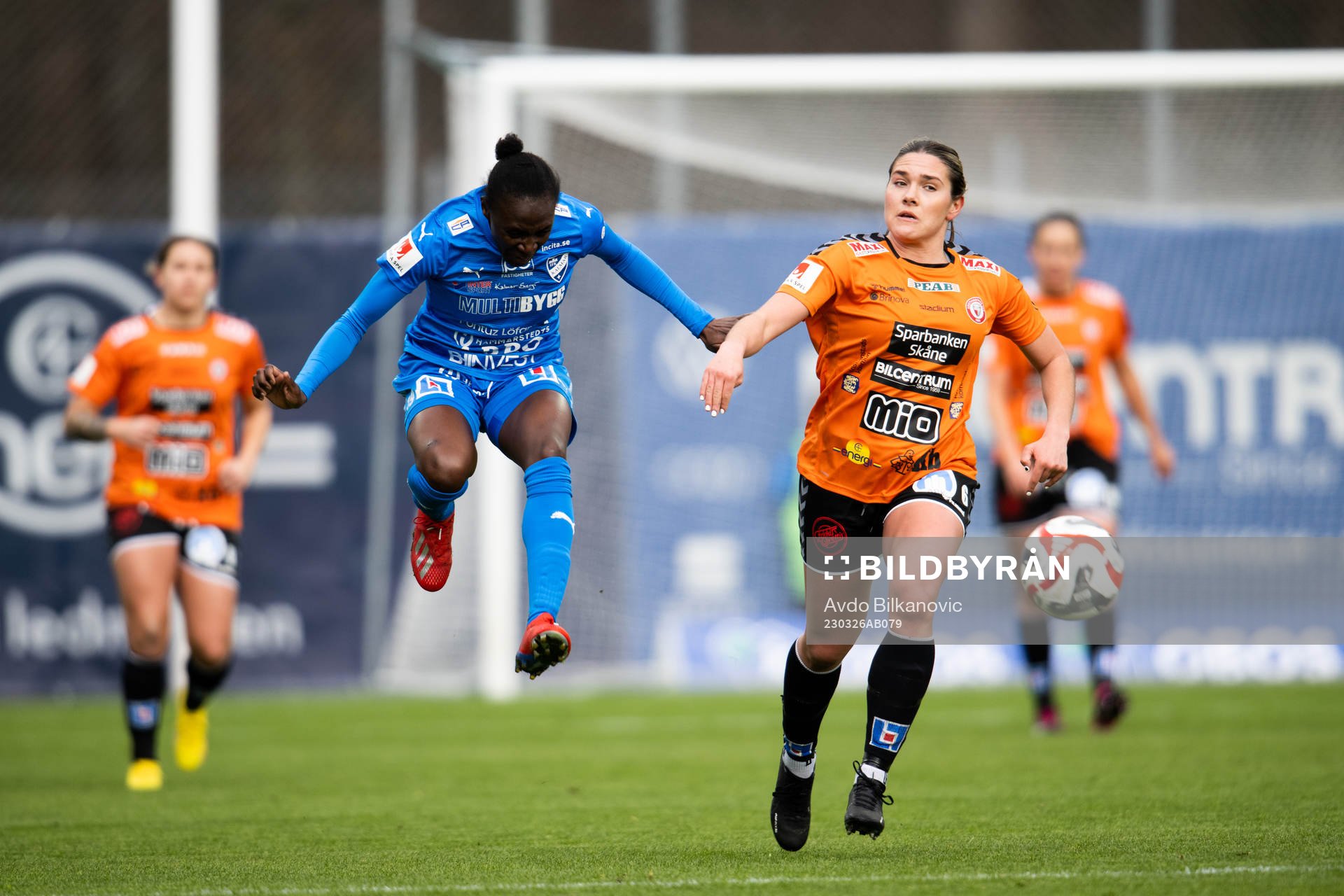 Kristianstads Carly Wickenheiser och Kalmars Violah Nambi under fotbollsmatchen i Damallsvenskan mellan Kristianstad och Kalmar den 26 mars 2023 i Kristianstad.