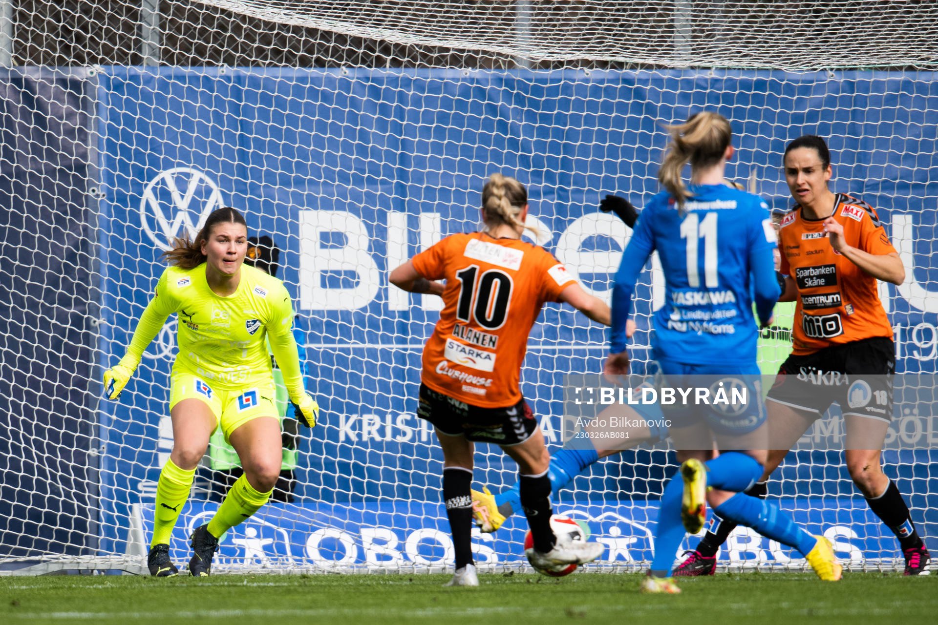 Kristianstads Emmi Alanen skjuter 0n bollen bakom Kalmars målvakt Anna Aurora Koivunen under fotbollsmatchen i Damallsvenskan mellan Kristianstad och Kalmar den 26 mars 2023 i Kristianstad.