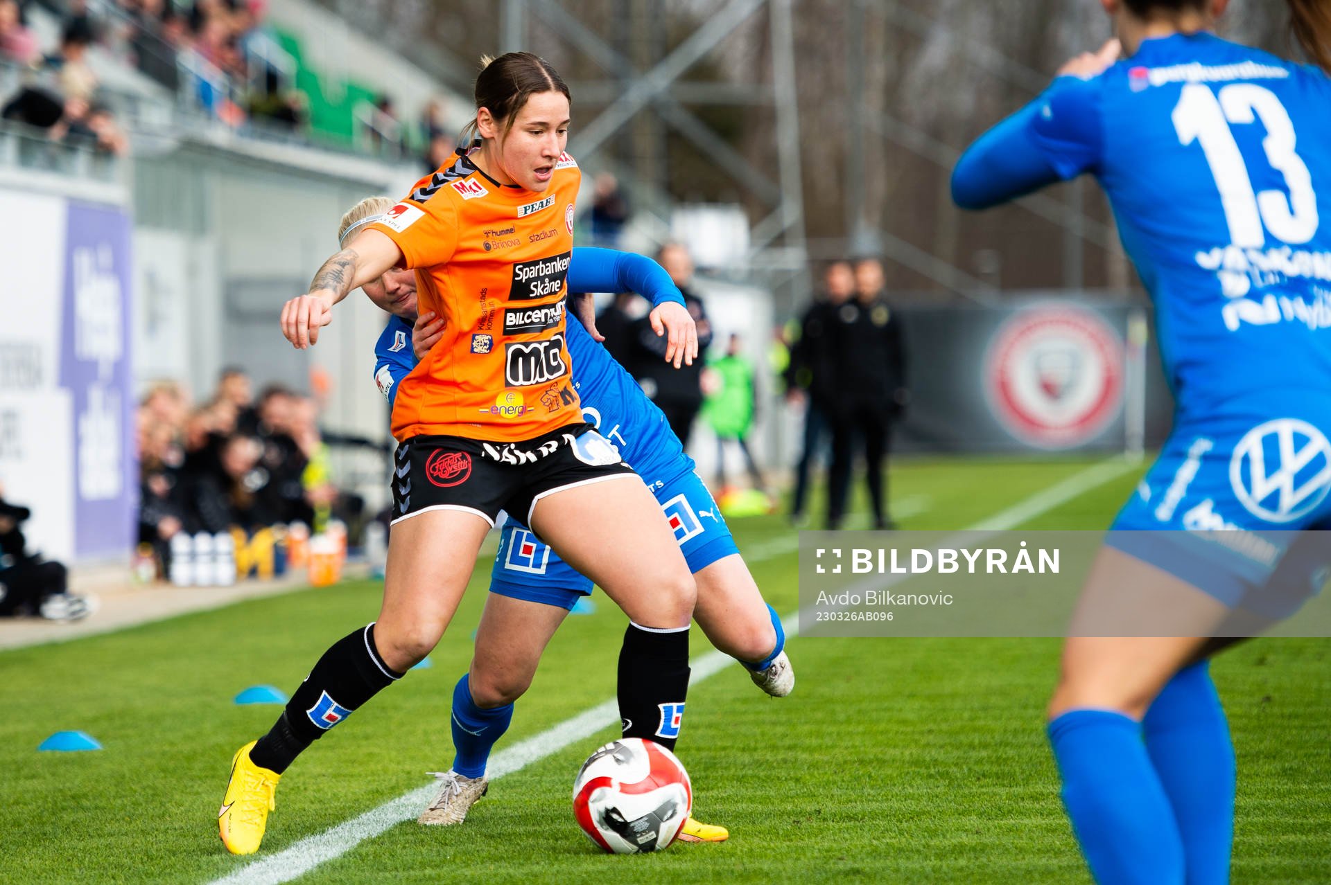 Kristianstads Tabitha Michelle Tindell och Kalmars Anni Miettunen under fotbollsmatchen i Damallsvenskan mellan Kristianstad och Kalmar den 26 mars 2023 i Kristianstad.