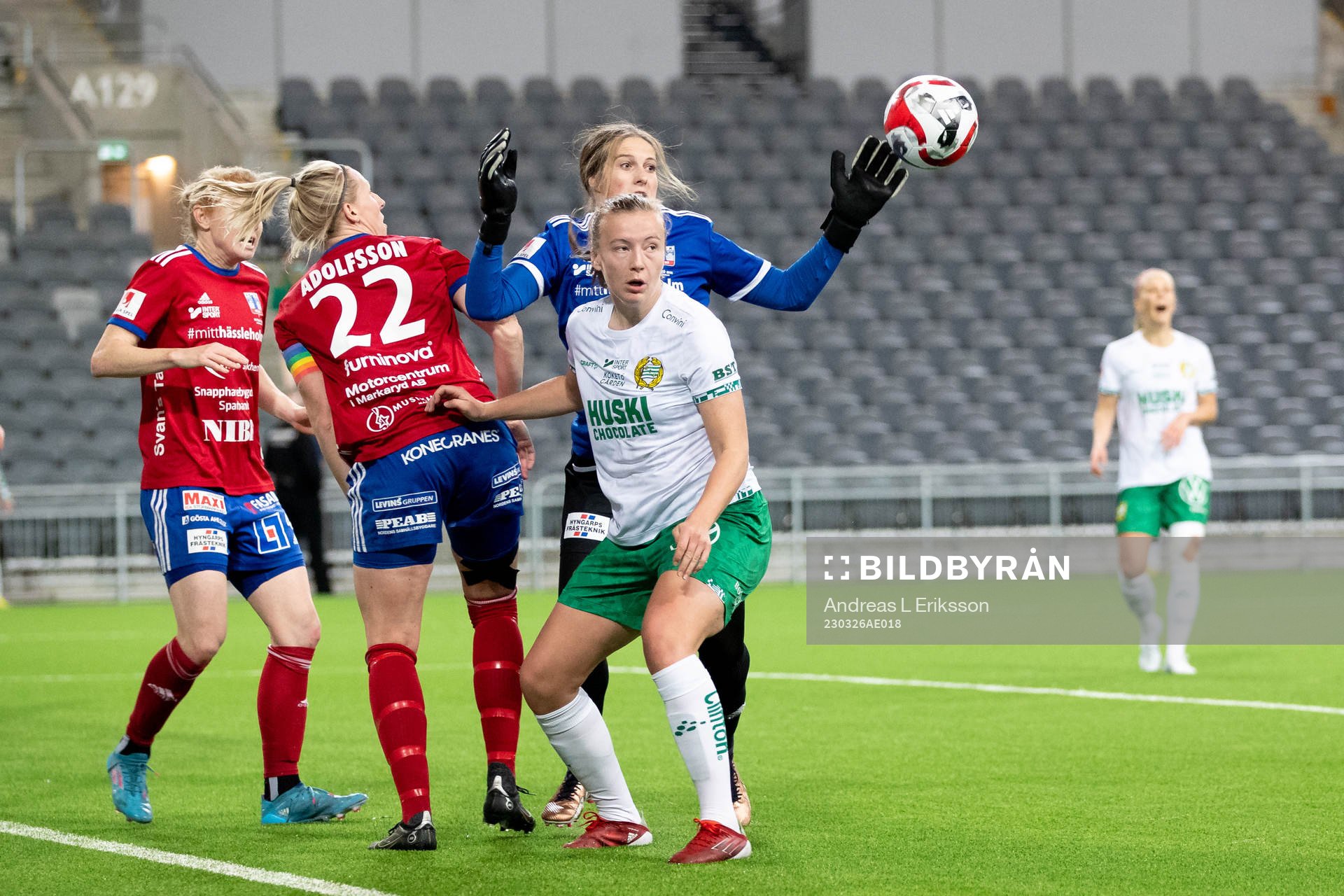 Hammarbys Sara Kanutte Fornes och Vittsjös målvakt Elaine