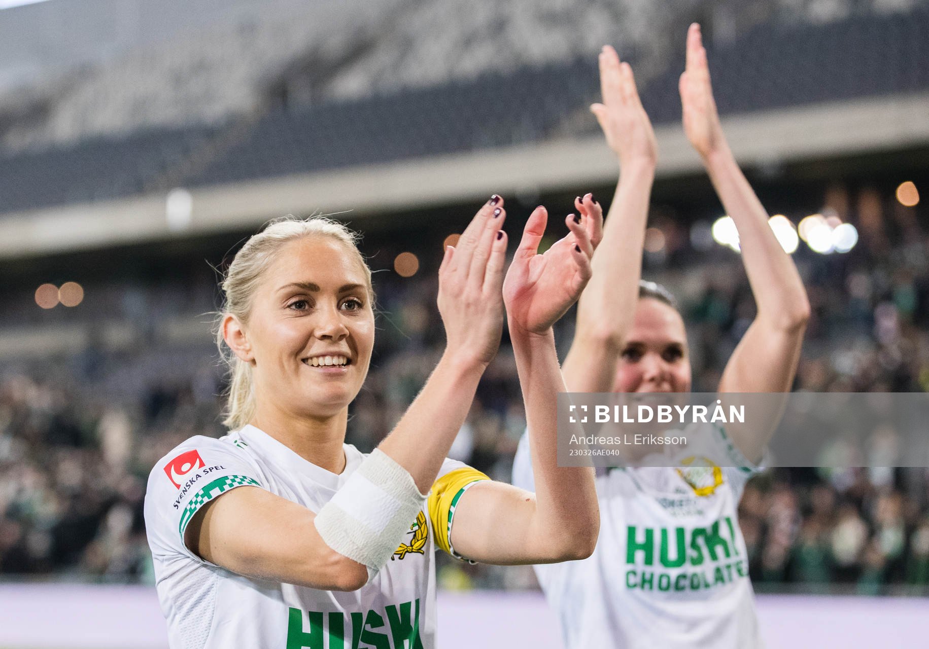 Hammarbys Alice Carlsson och Simone Boye Sørensen jublar efter fotbollsmatchen i Damallsvenskan mellan Hammarby och Vittsjö den 26 mars 2023 i Stockholm.