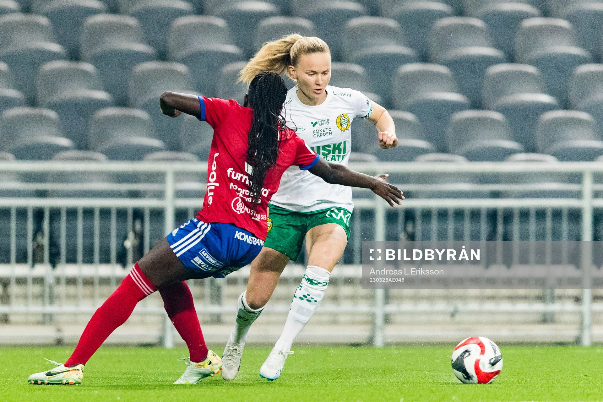 Vittsjös Sura Yekka och Hammarbys Matilda Vinberg under fotbollsmatchen i Damallsvenskan mellan Hammarby och Vittsjö den 26 mars 2023 i Stockholm.