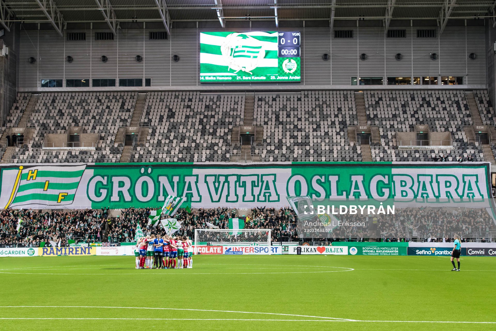 Hammarbys och Vittsjös spelare samlas i en ring innan