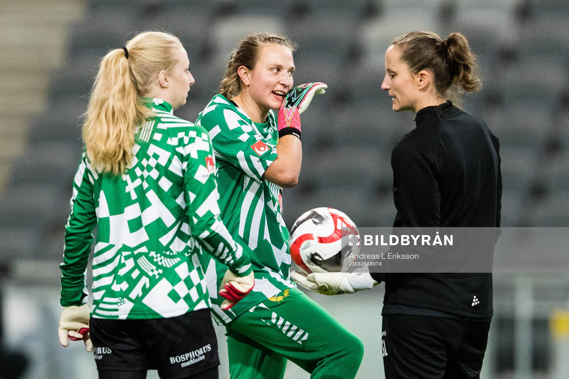 Hammarbys målvakt Josephine Frigge, målvakt Anna Tamminen och målvaktstränare Sofia Lundgren under uppvärmningen inför fotbollsmatchen i Damallsvenskan mellan Hammarby och Vittsjö den 26 mars 2023 i Stockholm.