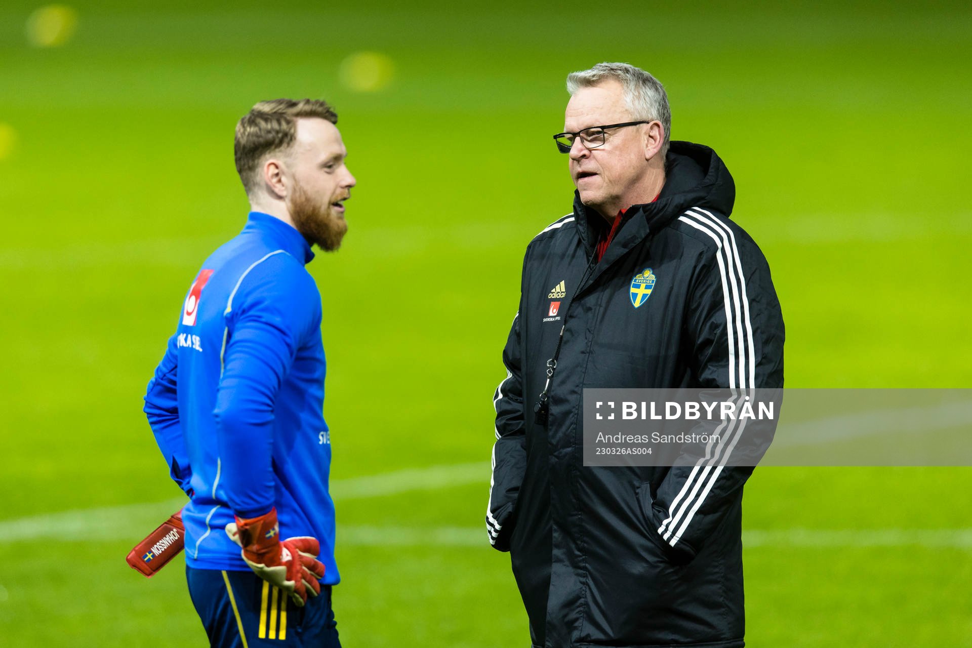 Head Coach Janne Andersson of Sweden talkes to goalkeeper