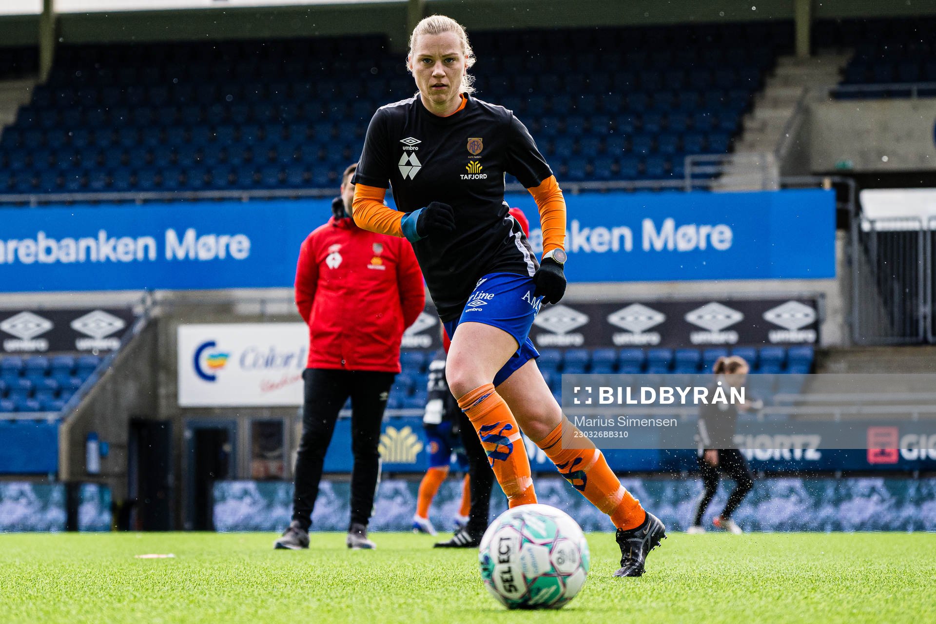 Linn Huseby of AaFK Fortuna warms up