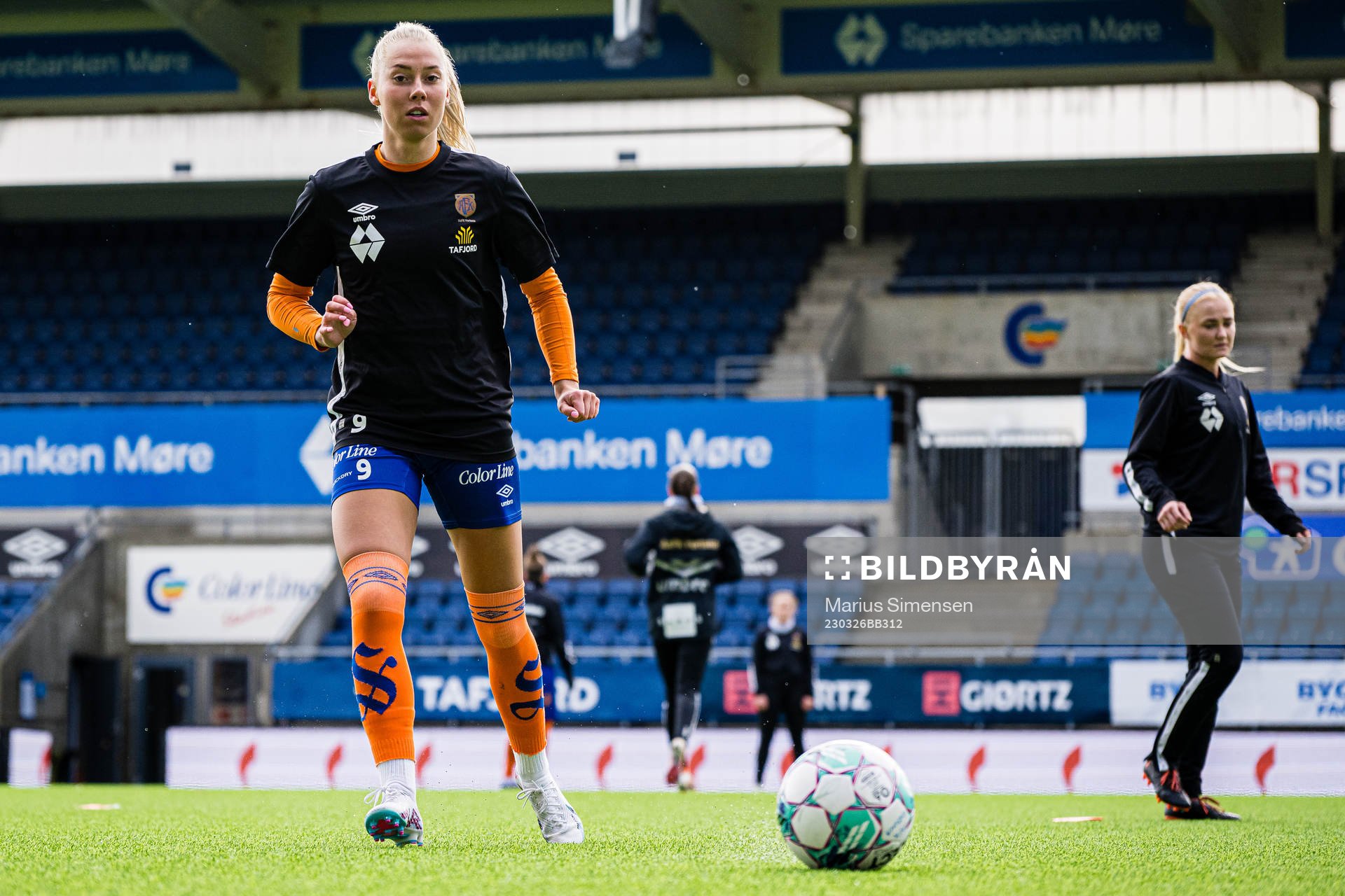 Daniela Dögg Gudnadottir of AaFK Fortuna warms up