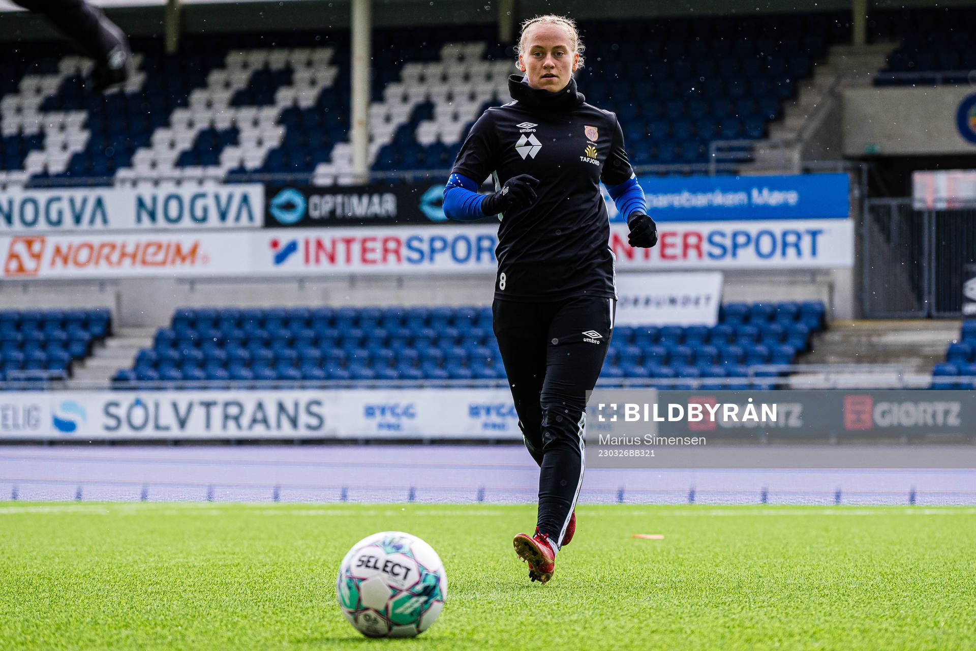 Ingeborg Lye Skretting of AaFK Fortuna warms up