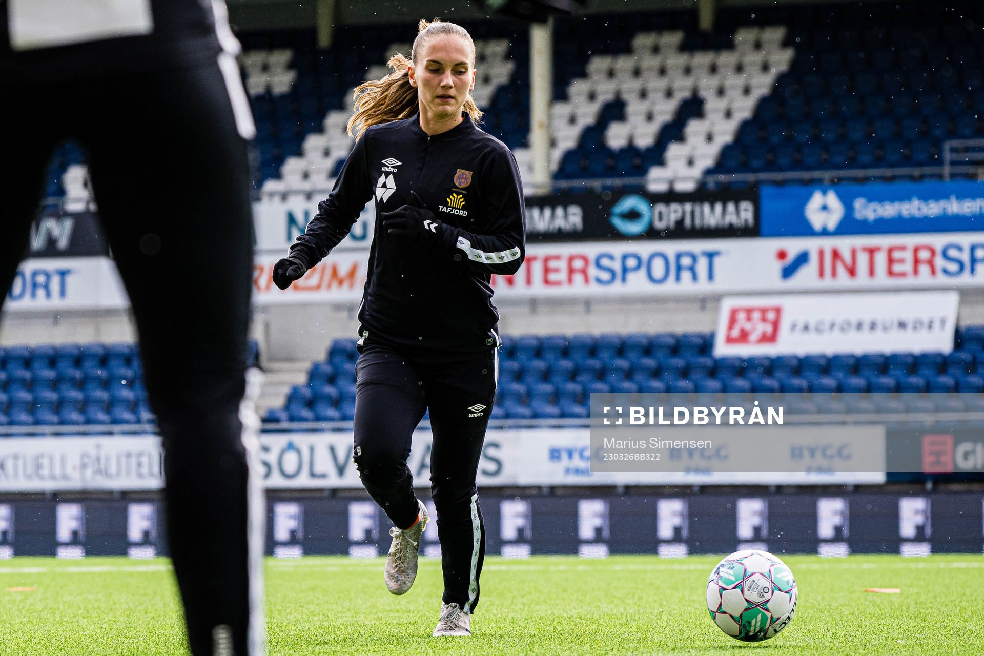 Maria Herdel Pedersen of AaFK Fortuna warms up