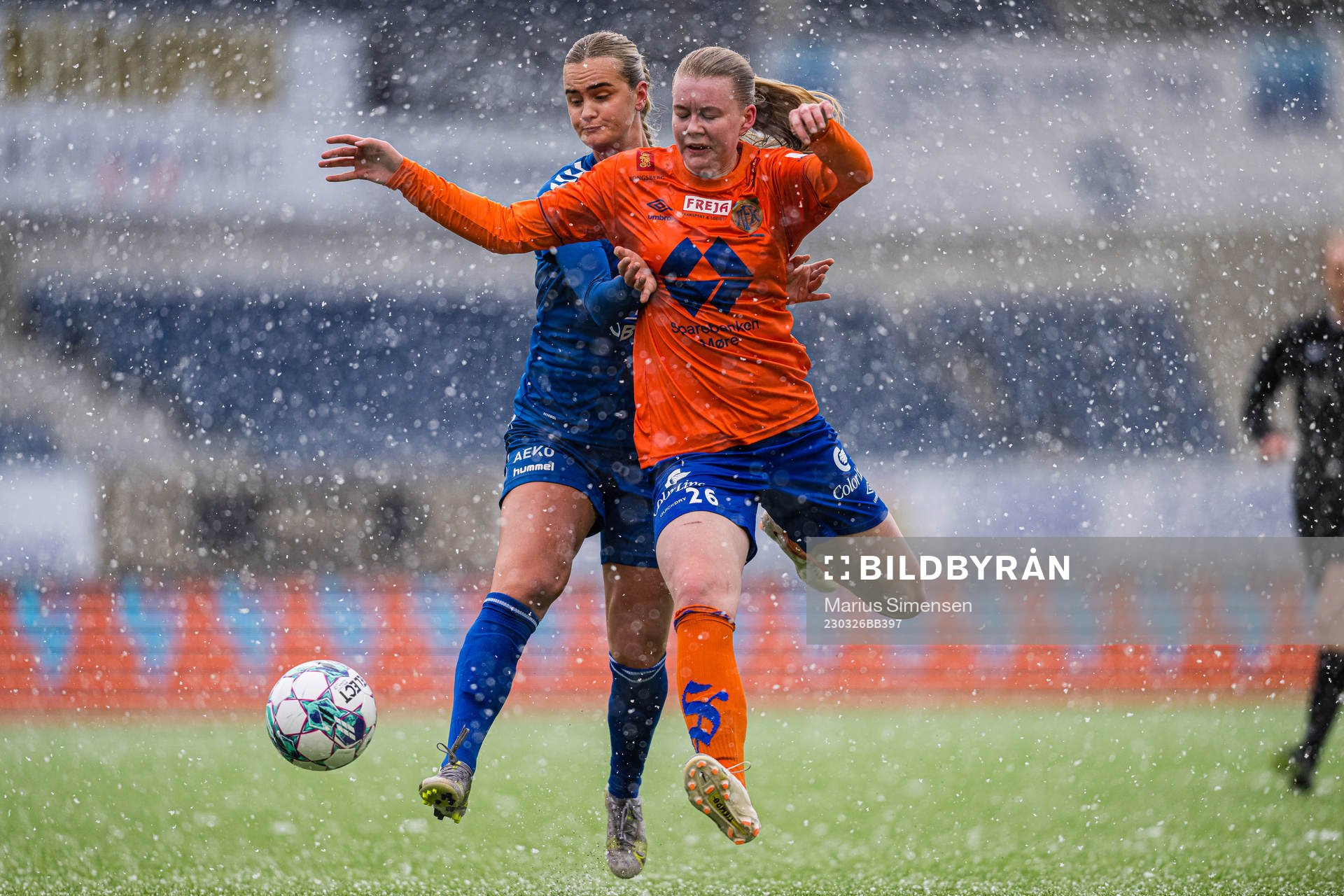 Emma Braut Brunes of Kolbotn and Karna Solskjær of AaFK