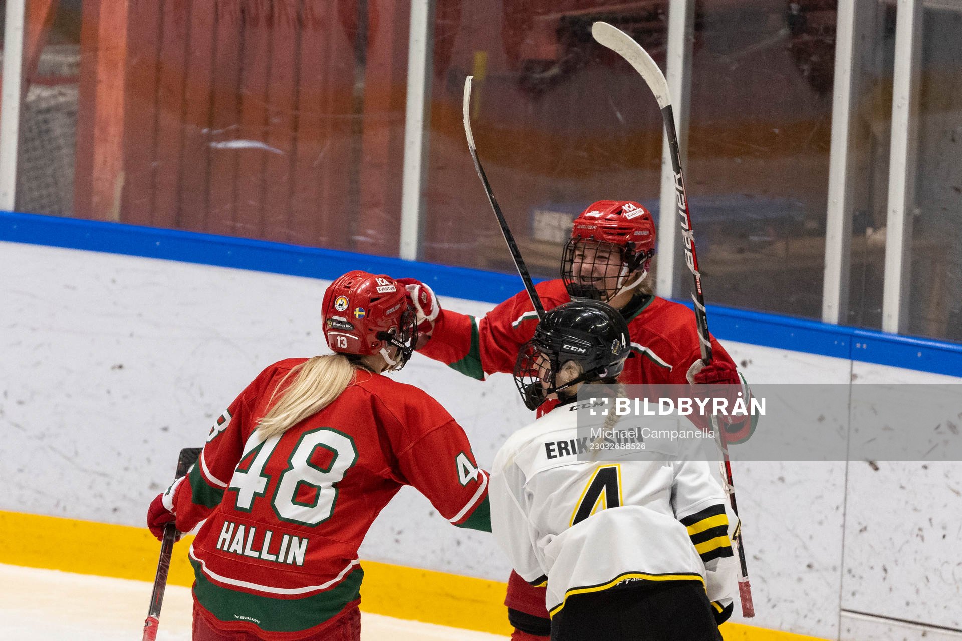 Modos Ebba Hedqvist jublar 2-0 målet med Mira Hallin