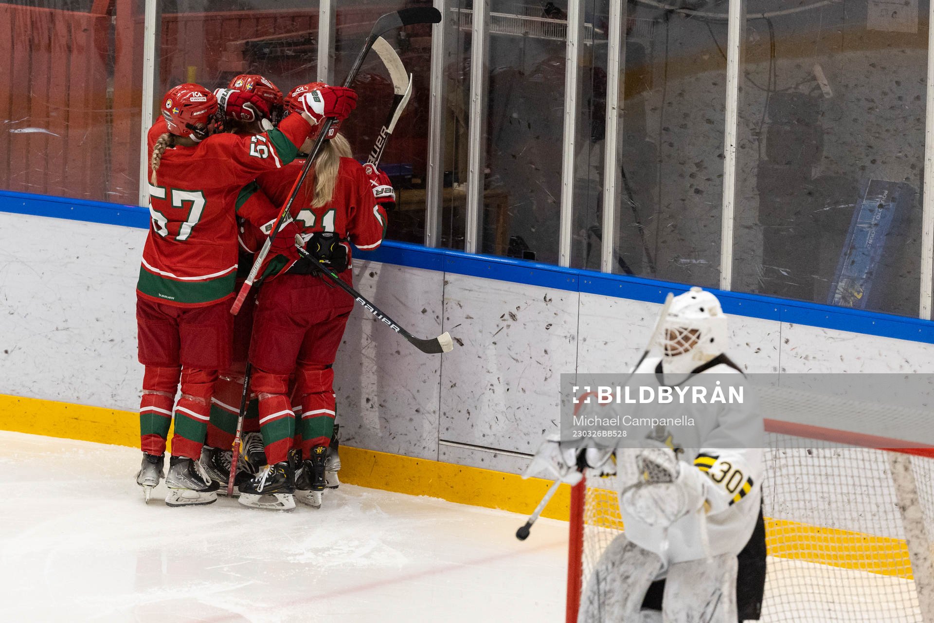 Modos Ebba Hedqvist jublar 2-0 målet med lagkamrater