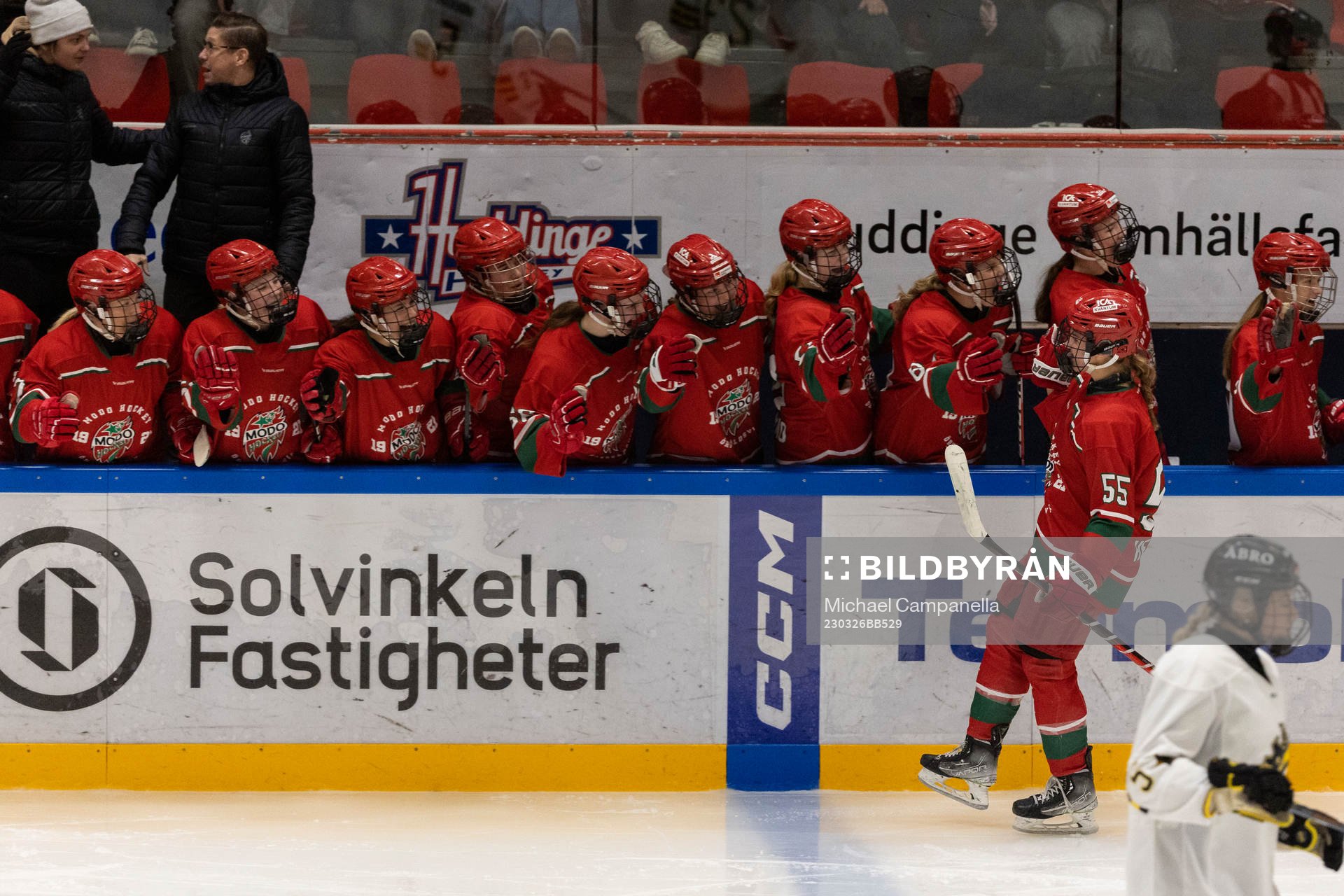 Modos Ebba Hedqvist jublar 2-0 målet med lagkamrater