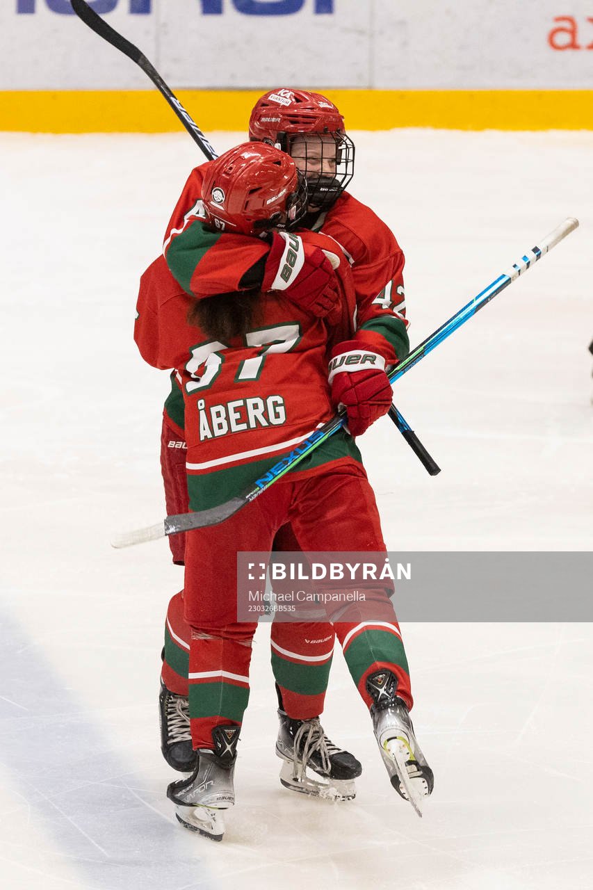 Modos Emma Goding jublar 3-0 målet med Anna Andersson