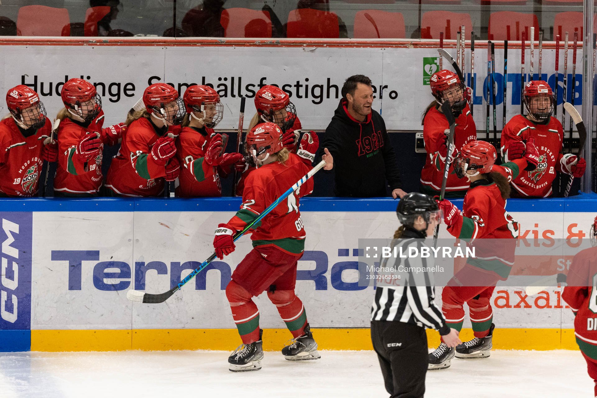 Modos Emma Goding jublar 3-0 målet med lagkamrater