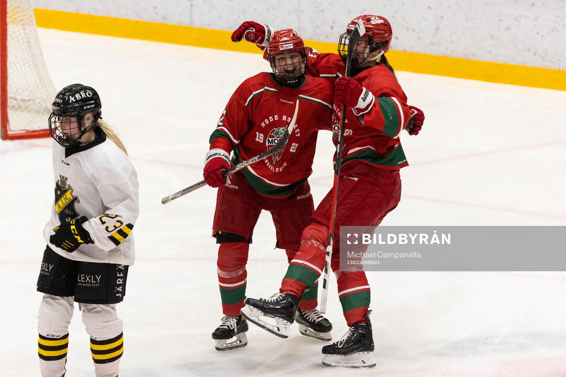 Modos Julia Perjus jublar 4-0 målet