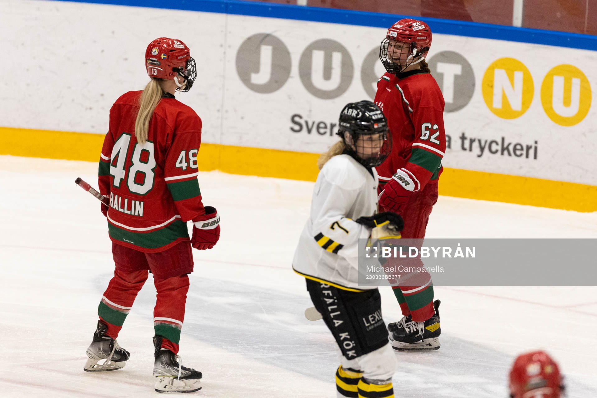 Modos Tea Lokke Nyberg jublar 7-1 målet med Mira Hallin