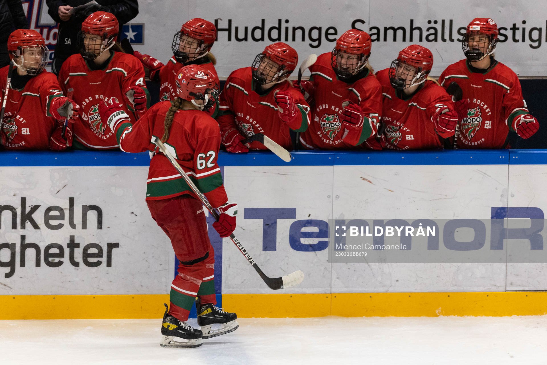 Modos Tea Lokke Nyberg jublar 7-1 målet med lagkamrater