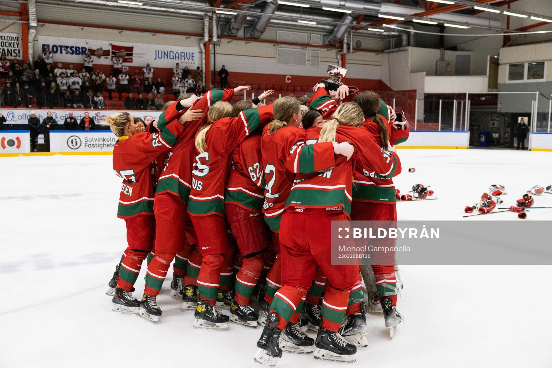 Modo spelare jublar med pokalen