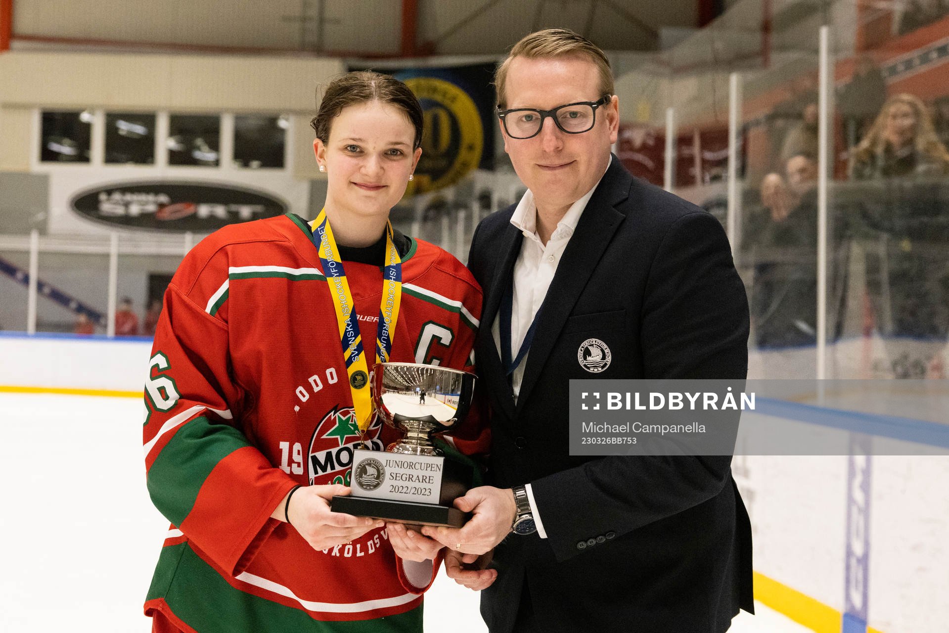 Modos Sanna Halsius får pokalen av Ishockeyförbudets