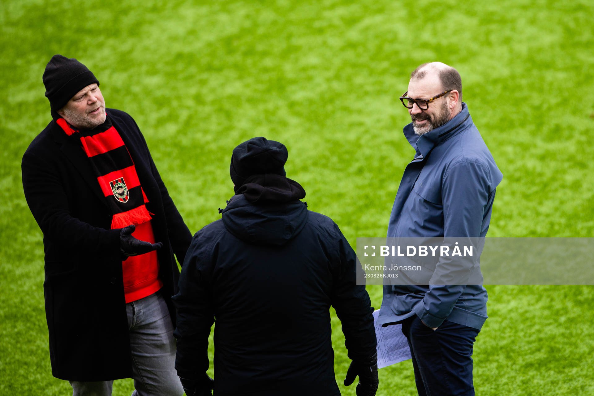 Viaplays kommentator Daniel Kristiansson inför fotbollsmatchen i Damallsvenskan mellan Brommapojkarna och IK Uppsala den 26 mars 2023 i Stockholm. 