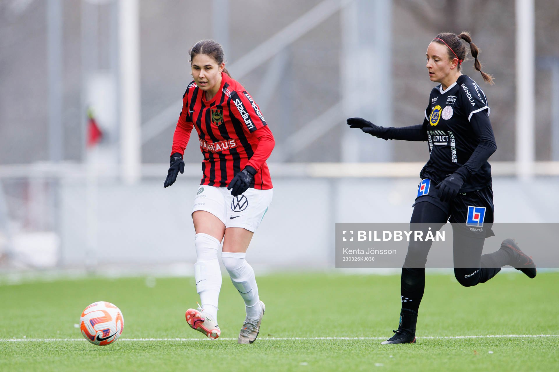 Brommapojkarnas Julia Olsson och IK Uppsalas Taryn Ries