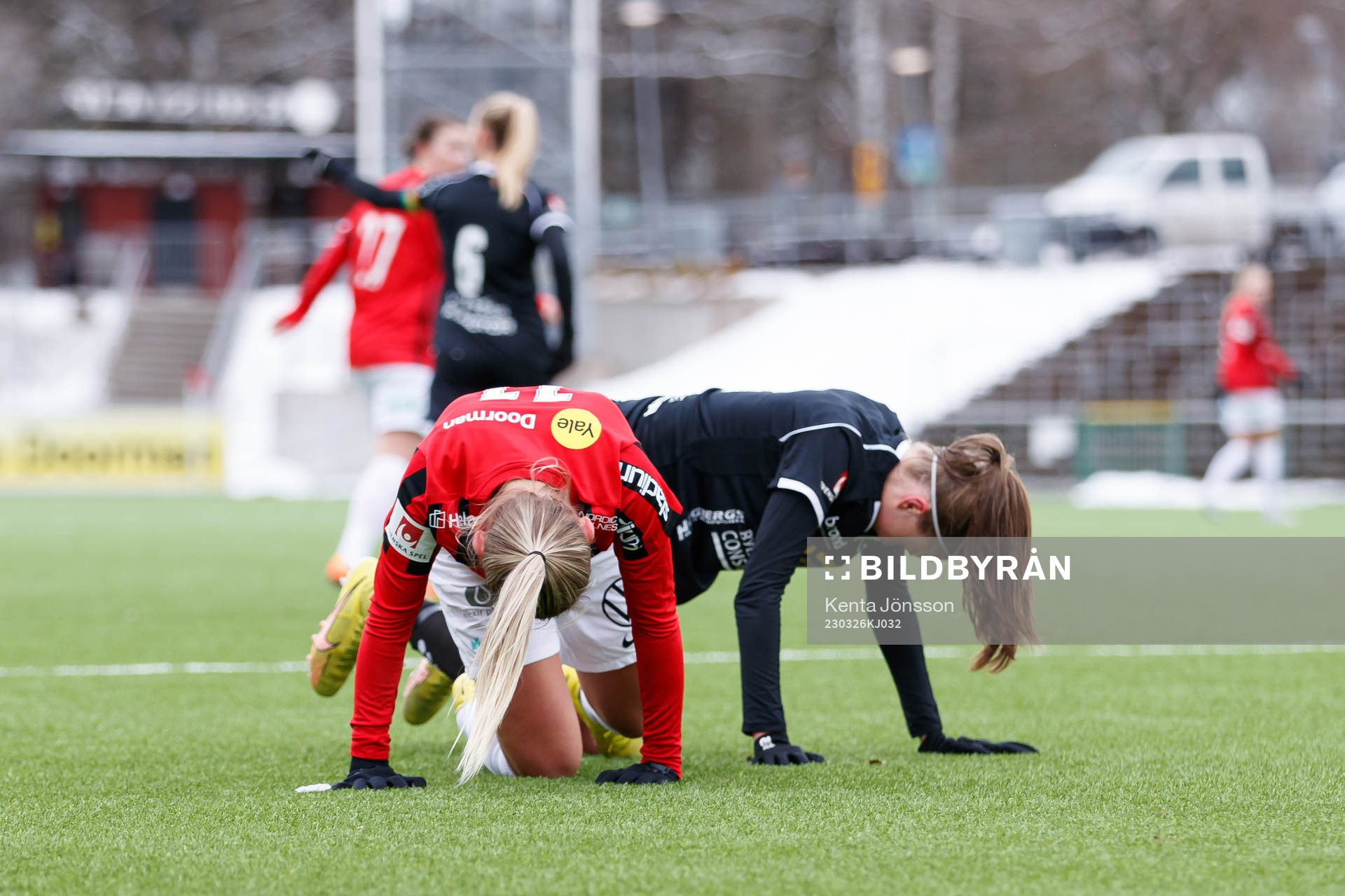 Brommapojkarnas Ellen Toivio och IK Uppsalas Julia
