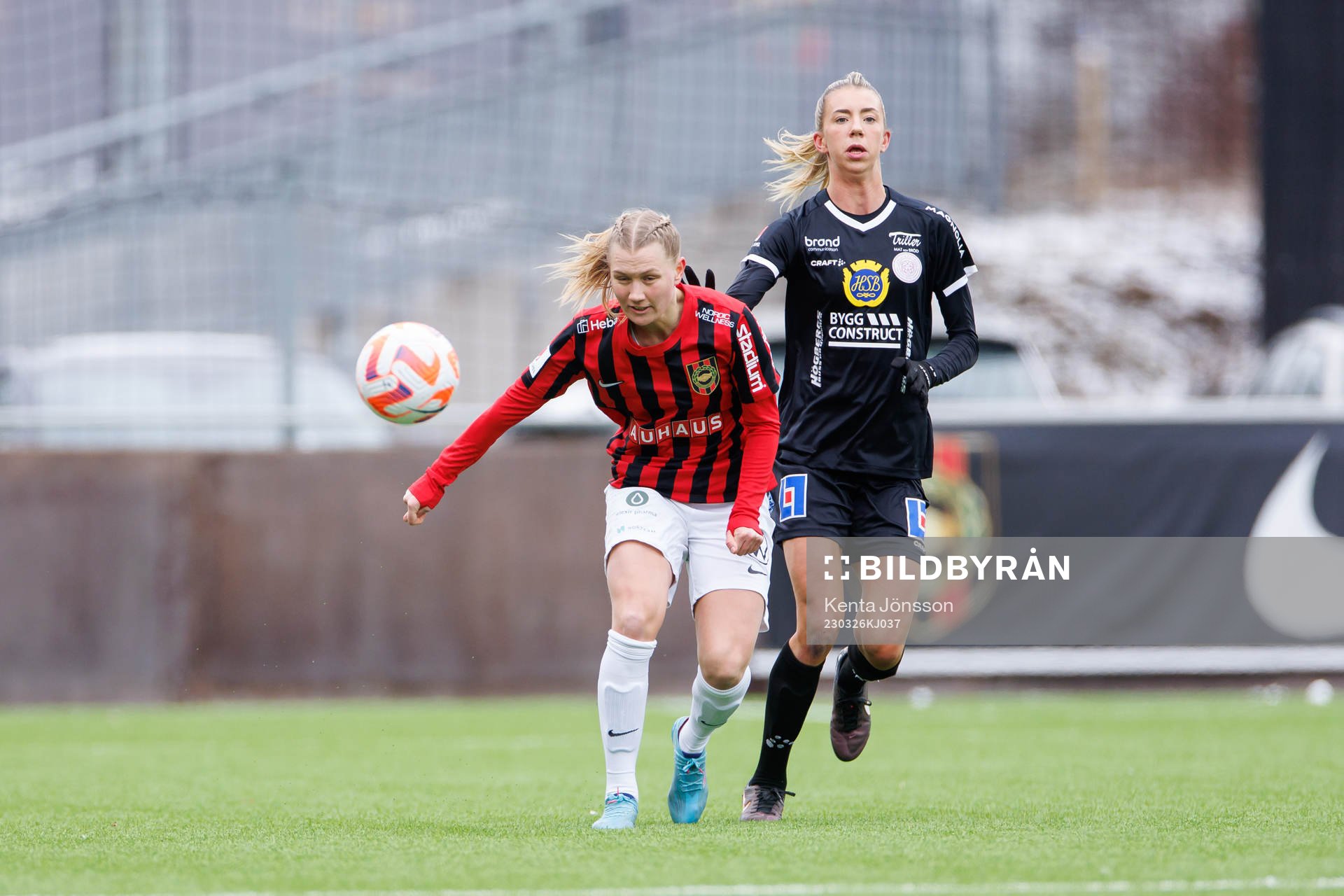 Brommapojkarnas Ellen Toivio och IK Uppsalas Wilma Öhman