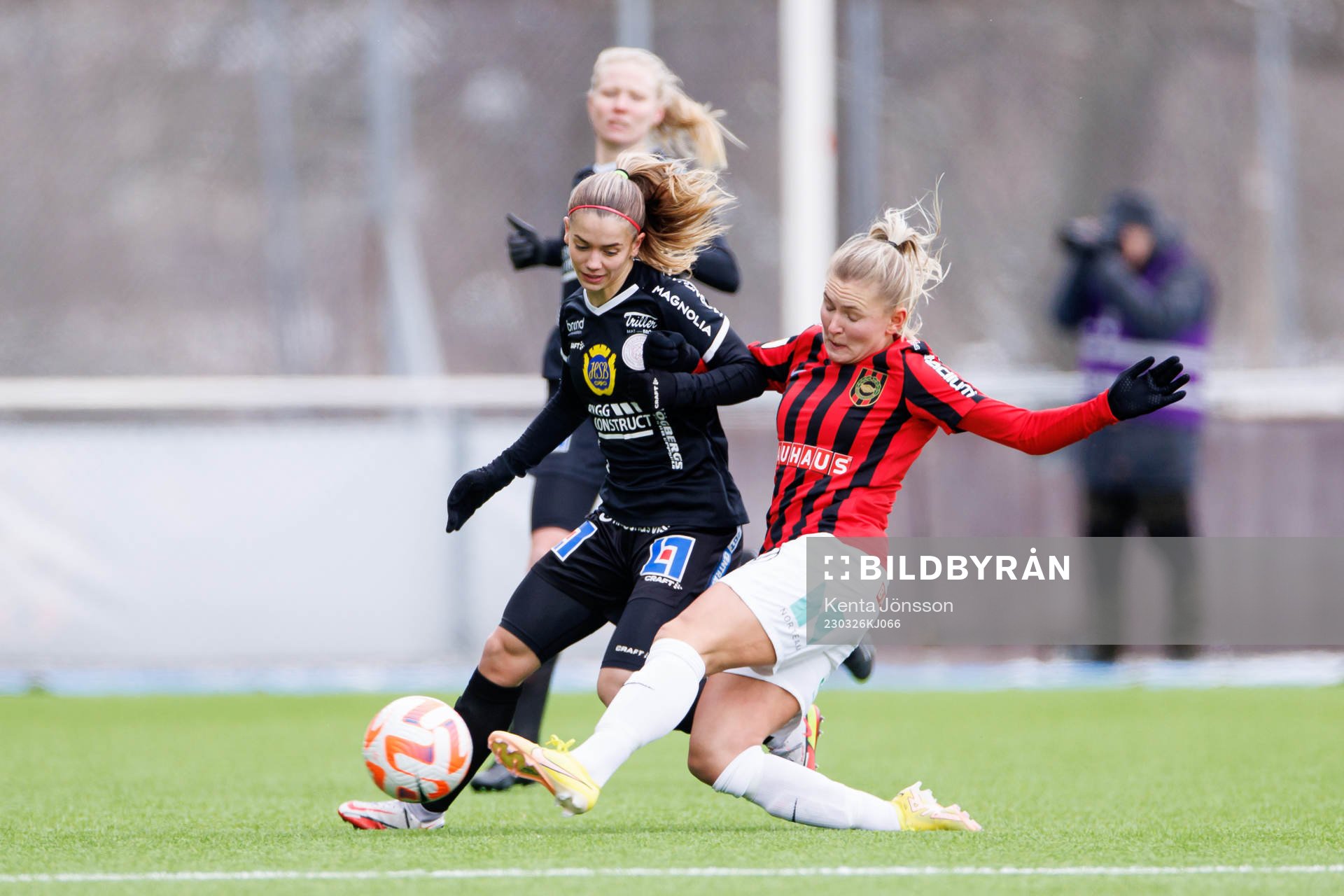 IK Uppsalas Johanna Renmark och Brommapojkarnas Ellen Toivio under fotbollsmatchen i Damallsvenskan mellan Brommapojkarna och IK Uppsala den 26 mars 2023 i Stockholm.