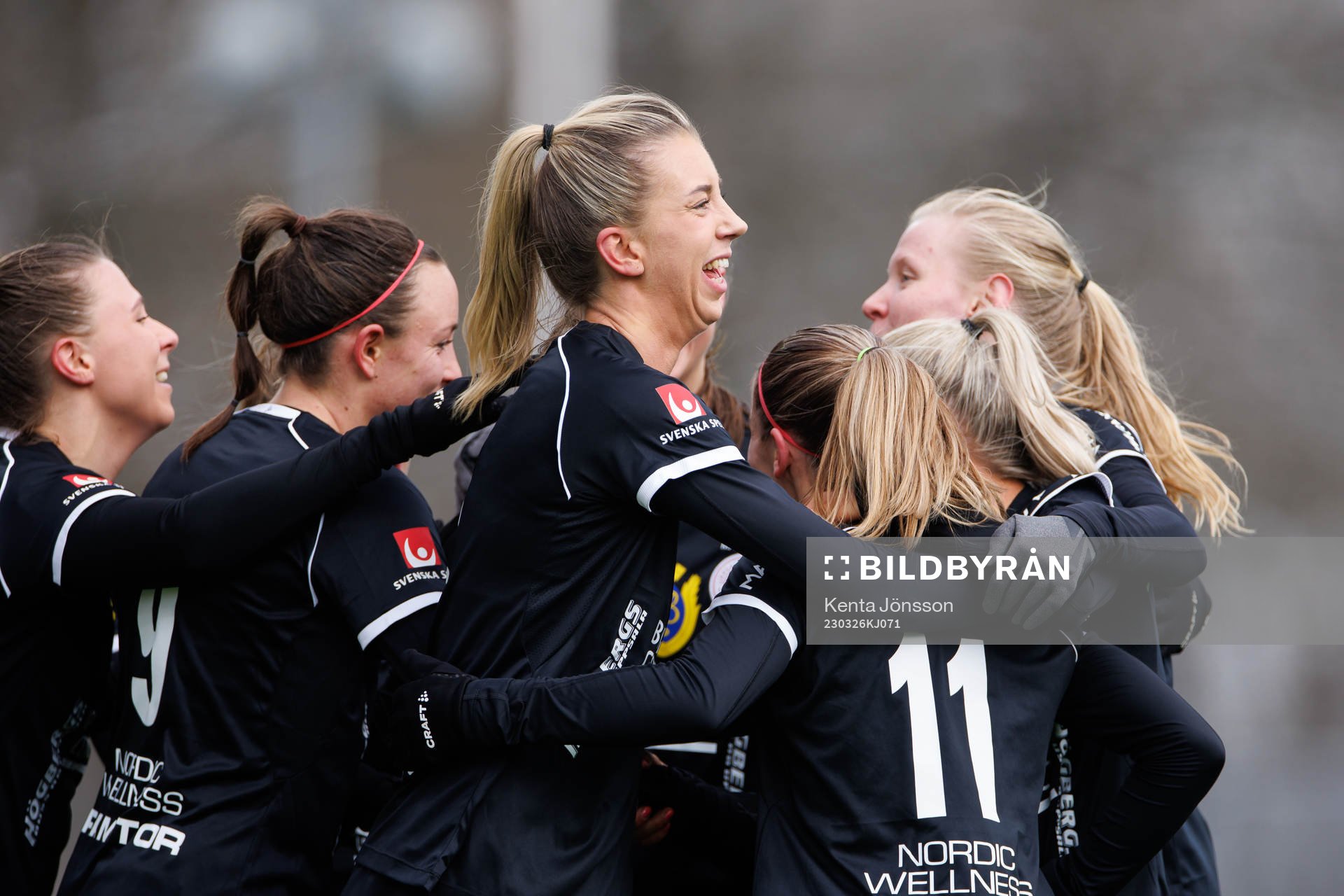 IK Uppsalas spelare jublar efter 2-2 av Johanna Renmark under fotbollsmatchen i Damallsvenskan mellan Brommapojkarna och IK Uppsala den 26 mars 2023 i Stockholm.