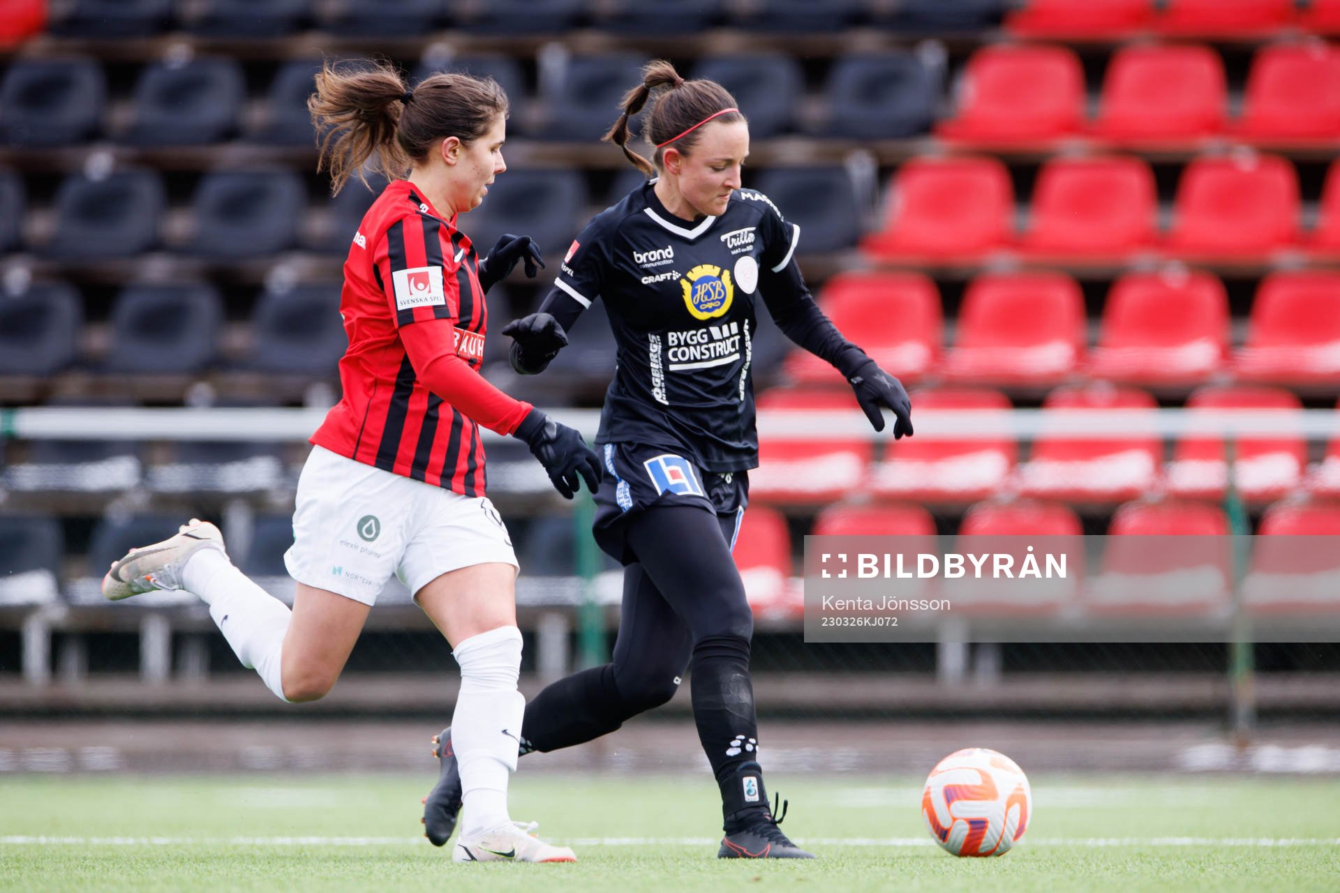 Brommapojkarnas Julia Olsson och IK Uppsalas Taryn Ries