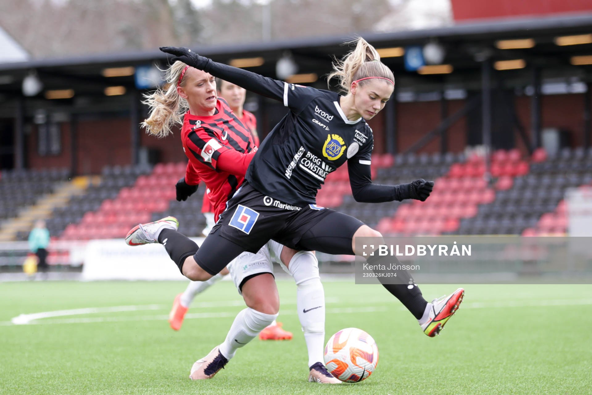 Brommapojkarnas Elsa Karlsson och IK Uppsalas Johanna