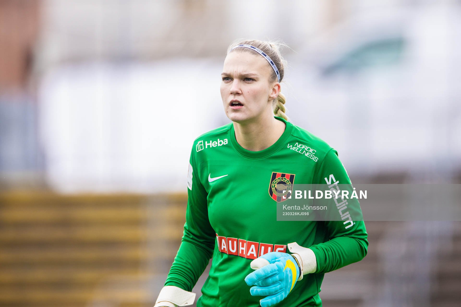Brommapojkarnas målvakt Nichole Perssonunder
