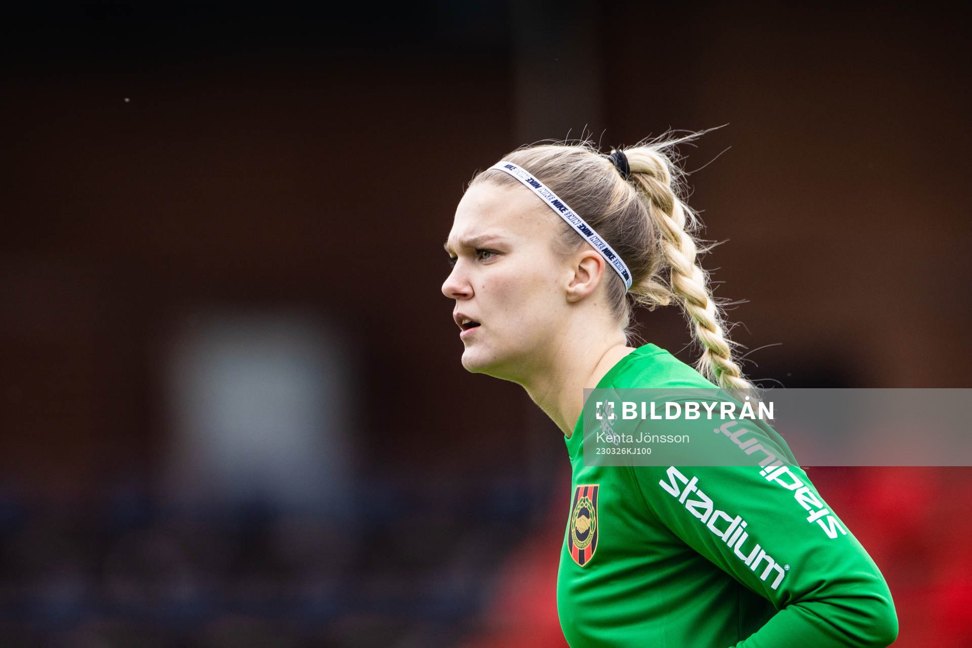 Brommapojkarnas målvakt Nichole Perssonunder