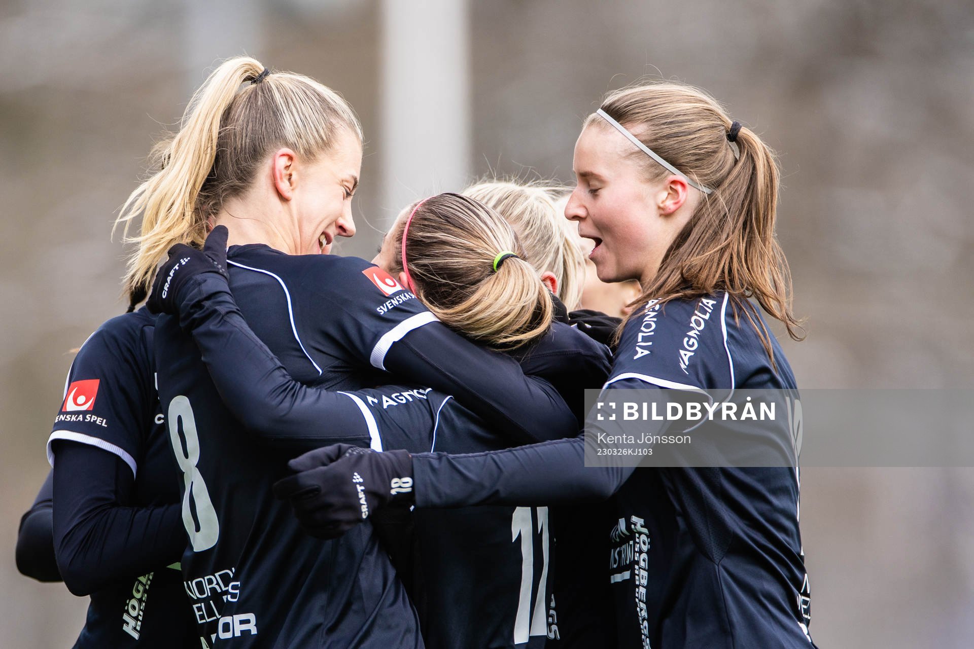 IK Uppsalas Johanna Renmark jublar med Wilma Öhman och
